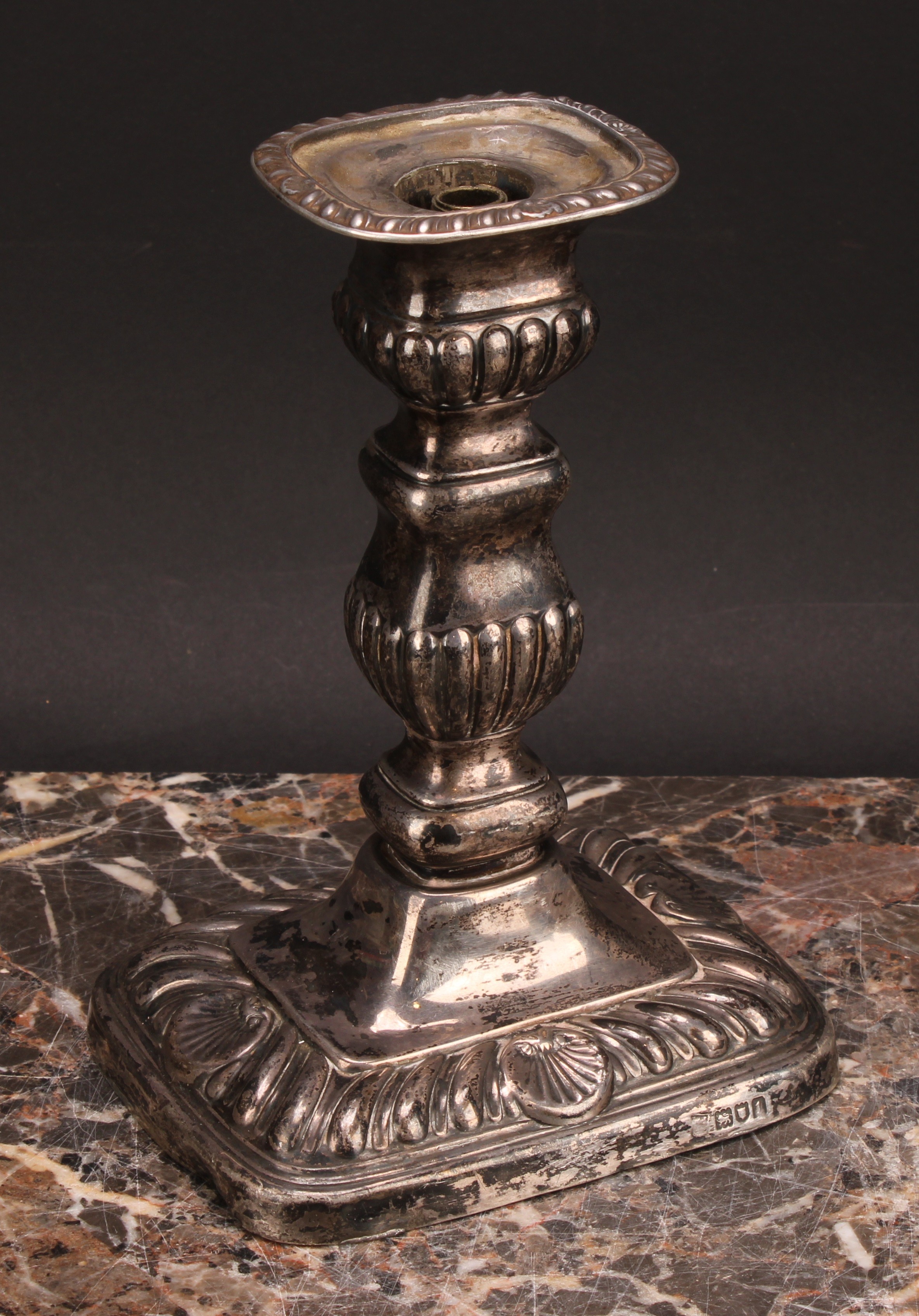 A pair of Edwardian silver rounded rectangular candlesticks, fluted borders, shells to bases, 18cm - Image 5 of 6