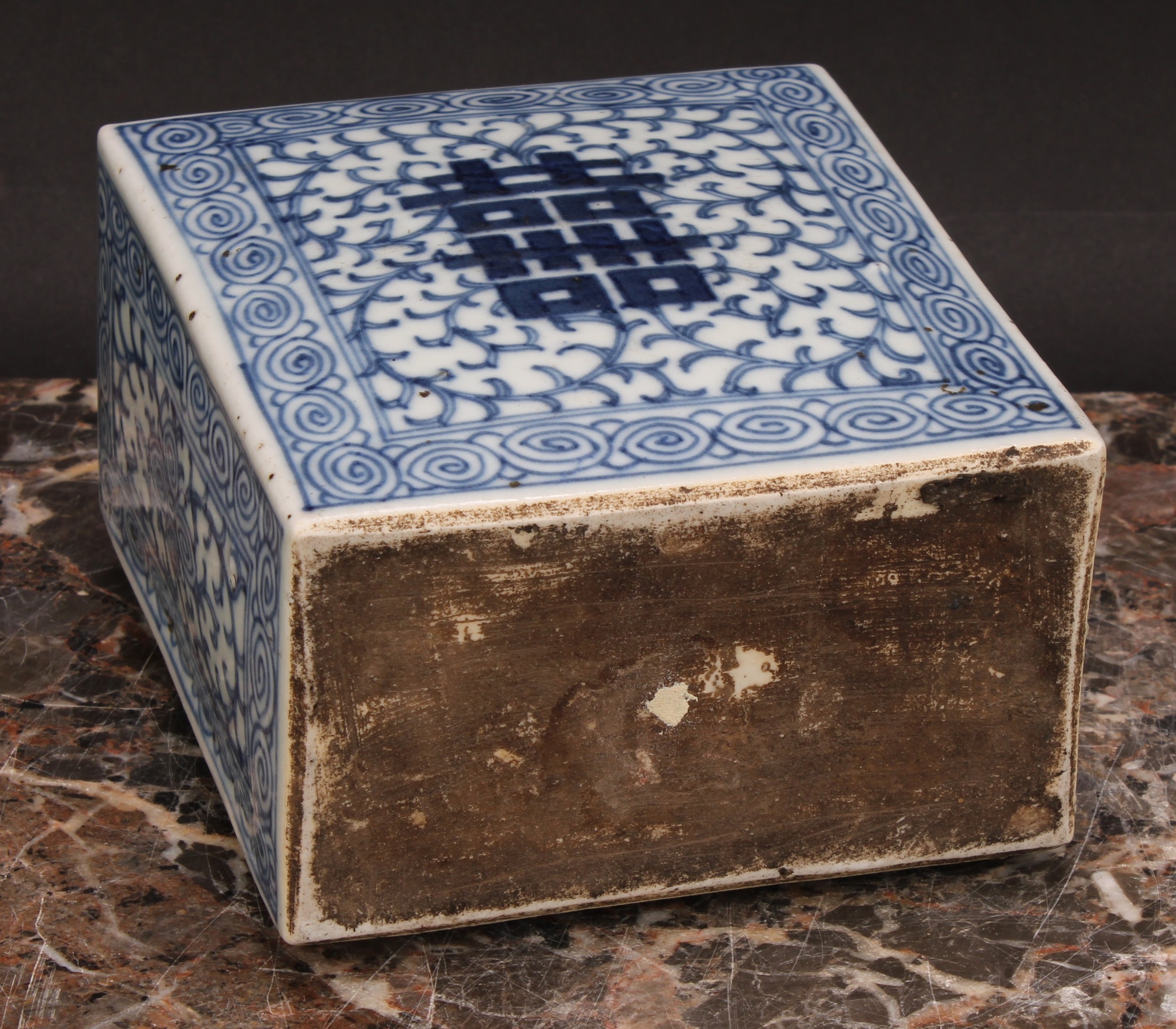 A Chinese canted rectangular tea caddy, painted in tones of underglaze blue with flowers and leafy - Image 5 of 8