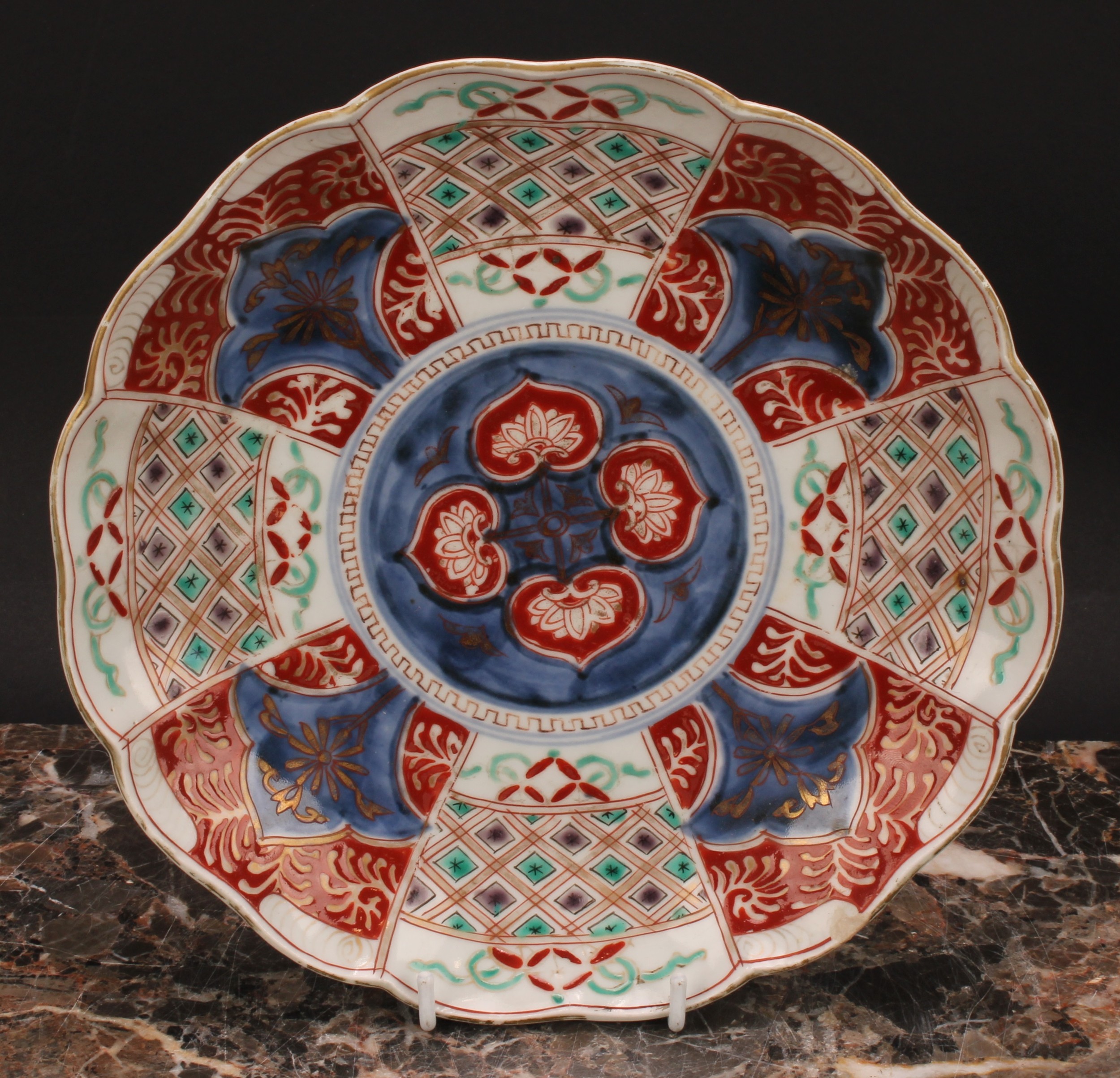 A pair of Japanese shaped circular plates, painted in the Imari palette, 21.5cm diam, Meiji - Image 7 of 8