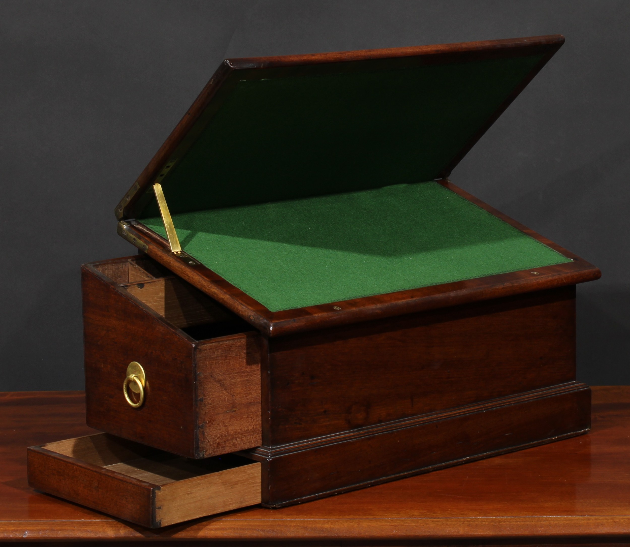 A George III mahogany table-top writing box, hinged cover with reading ledge, reciprocal drawer - Image 3 of 5