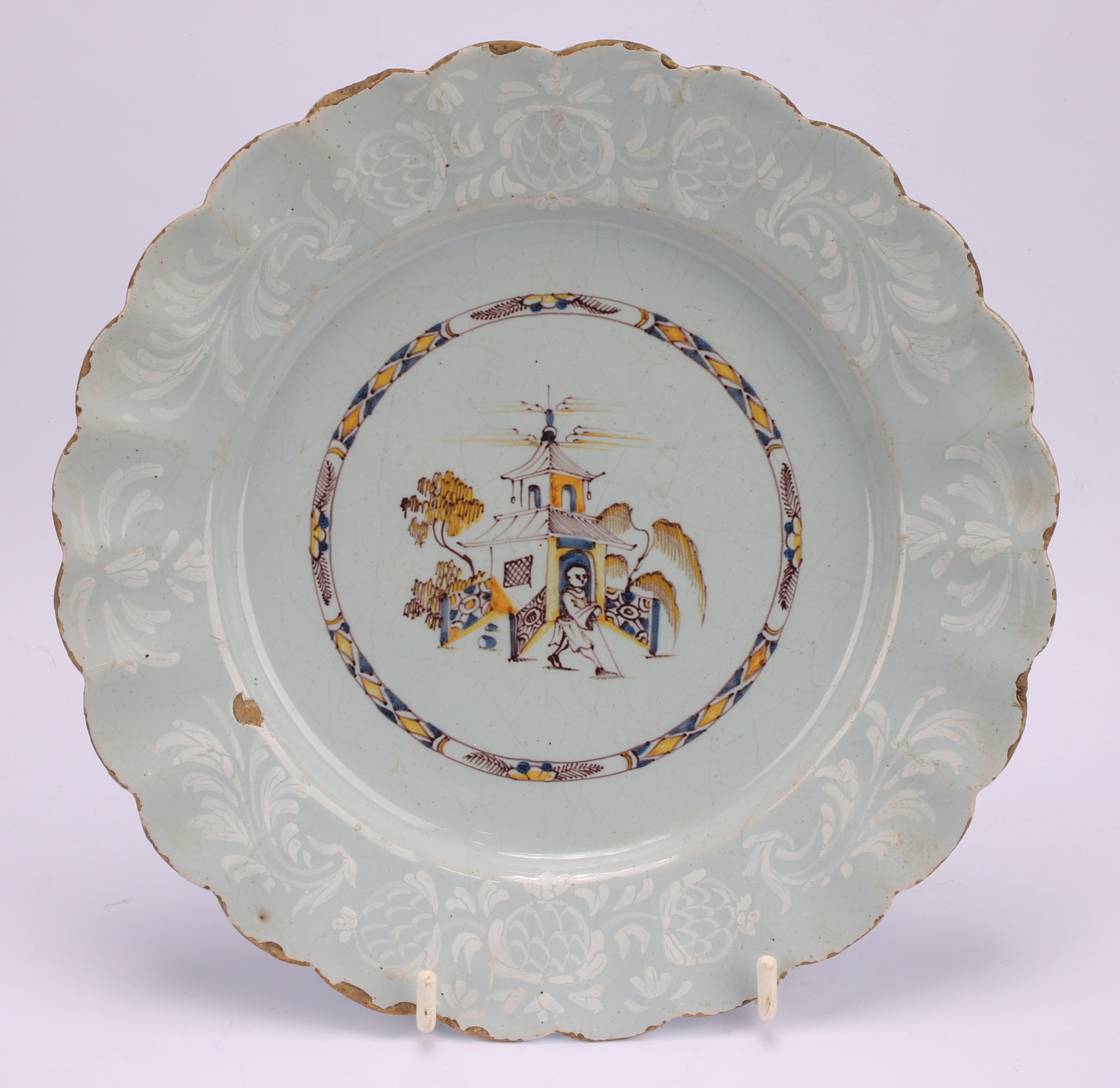An 18th century Delft circular plate, painted in the chinoiserie taste with a figure in a Chinese - Bild 16 aus 18
