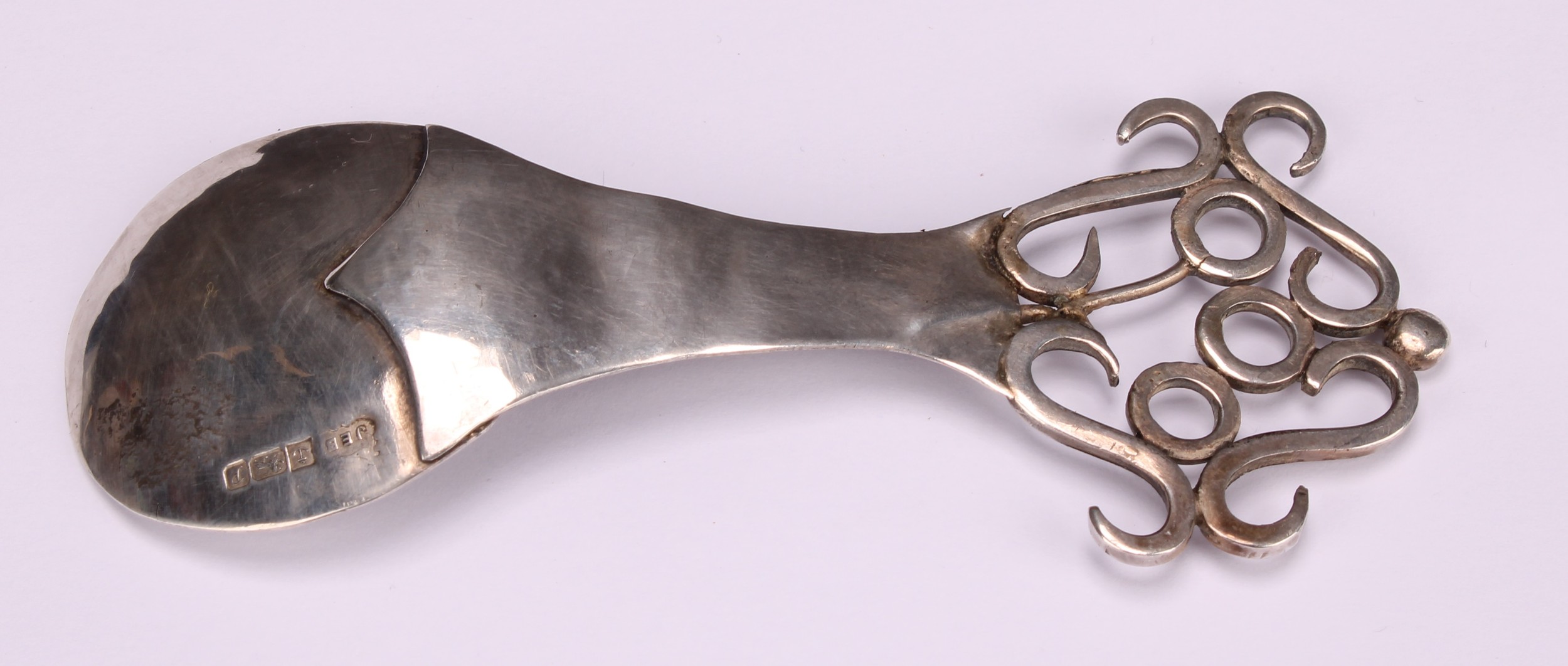 A Modernist silver caddy spoon, 10.5cm long, maker JEB, London 1989 - Image 3 of 4