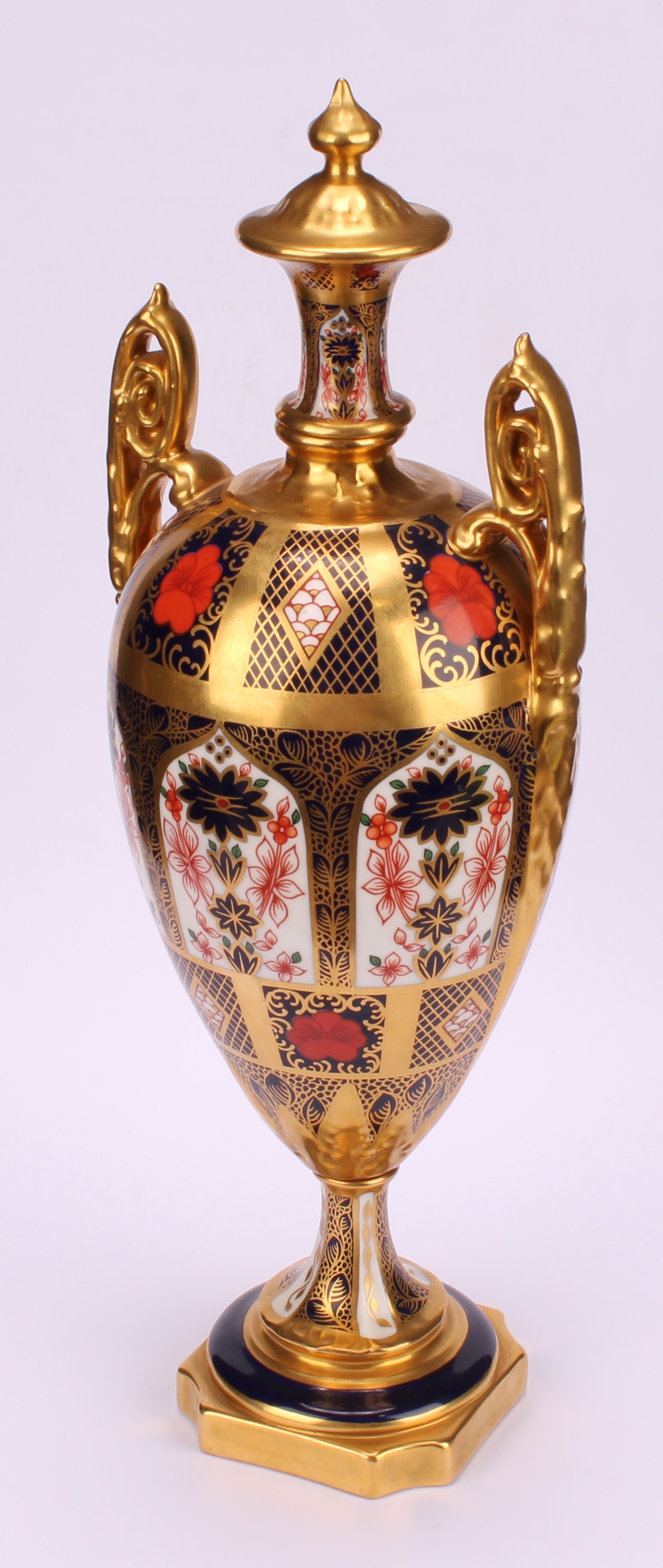 A Royal Crown Derby Imari 1128 pattern two handled pedestal vase and cover, solid gold band, first - Image 4 of 5