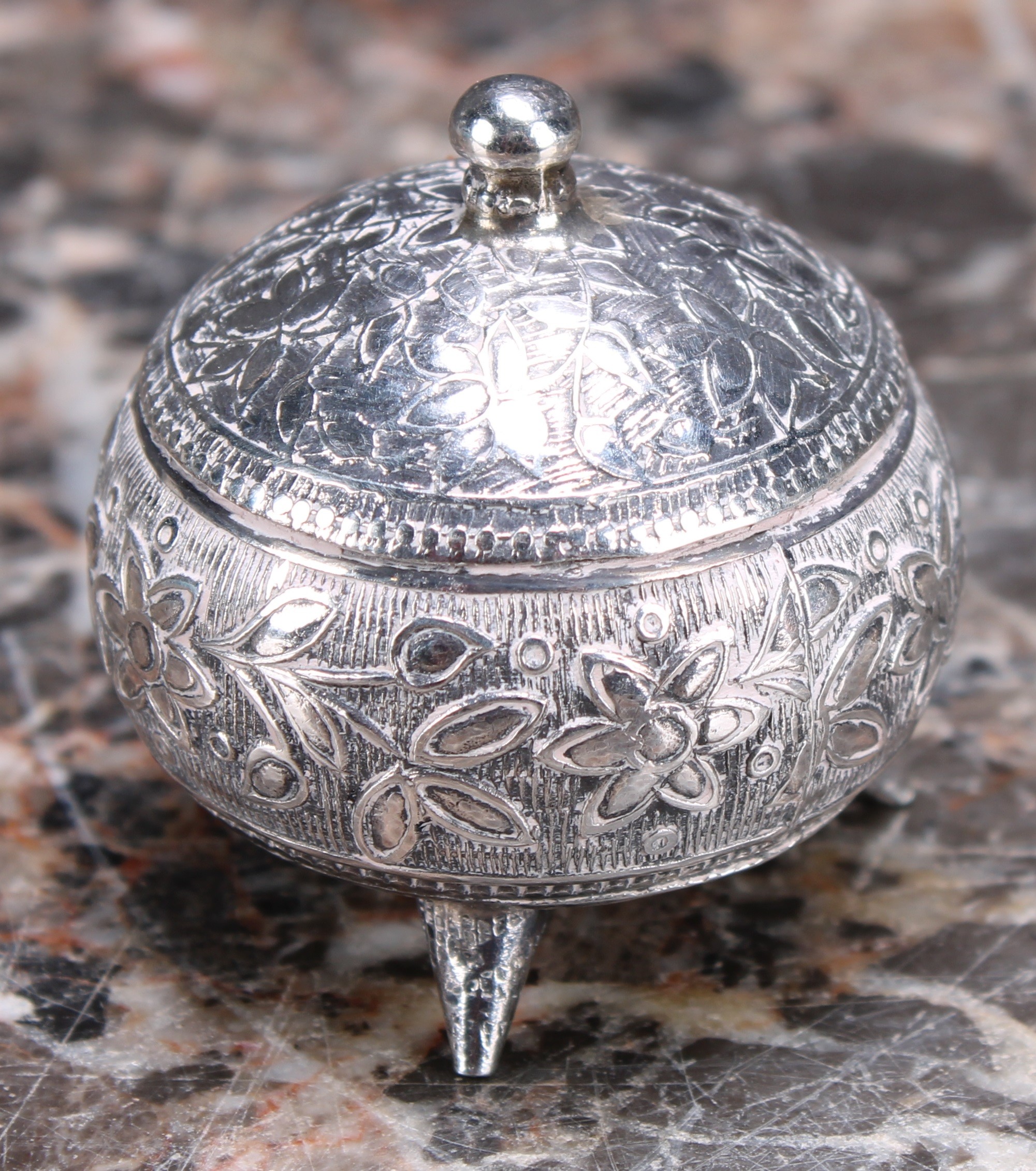 A Middle Eastern silver cylindrical kohl flask, chased with leafy branches, screw-fitting cover with - Image 3 of 4