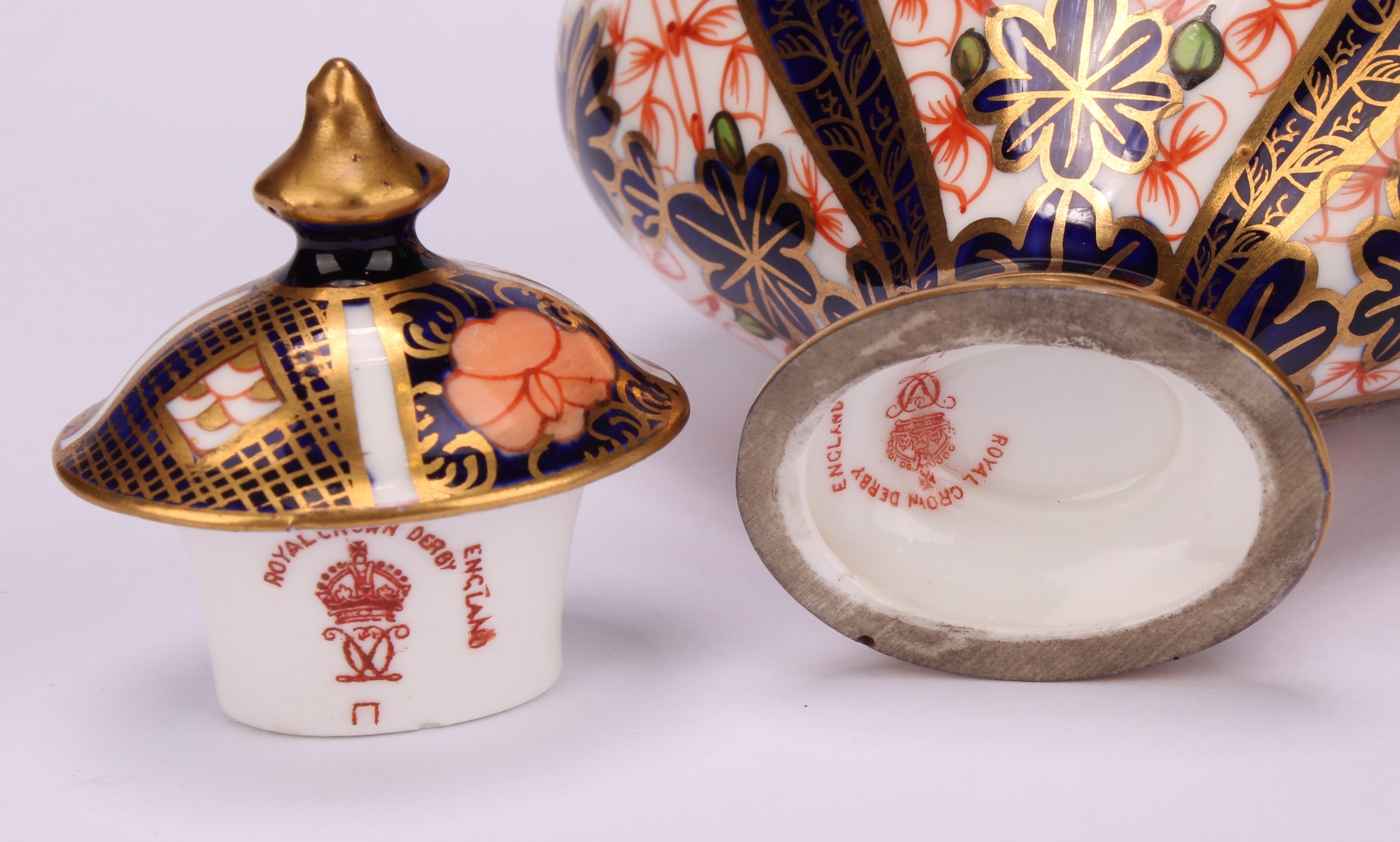 An associated pair of Royal Crown Derby 1128 Imari pattern flattened ovoid pedestal vases, oval - Image 7 of 12