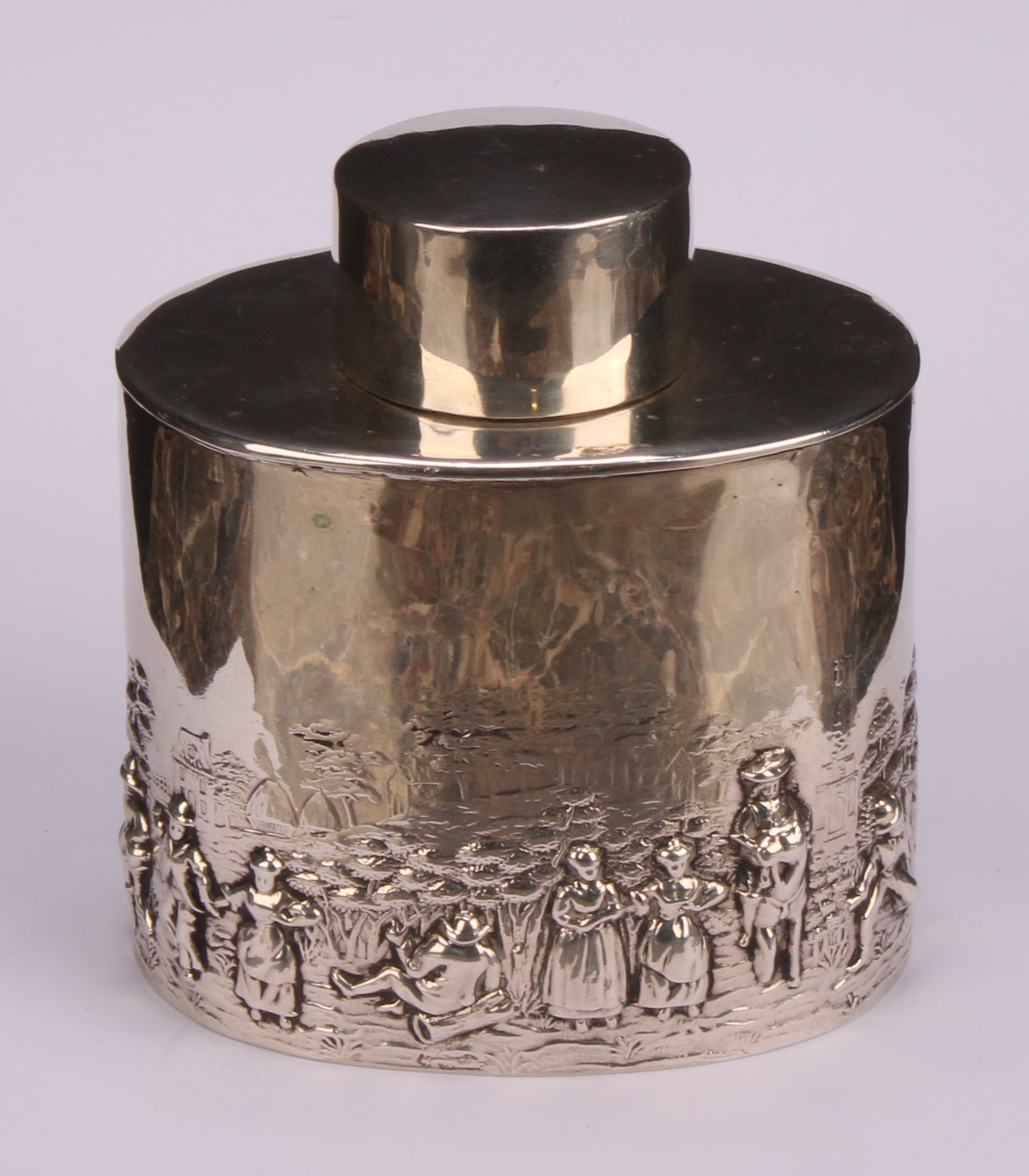 An Edwardian silver oval tea caddy, chased in the Teniers taste, push-fitting cover, 8.5cm wide, - Bild 2 aus 5