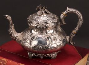 An Irish Victorian Rococo Revival silver melon shaped teapot, chased with flowers and scrolls, 27.
