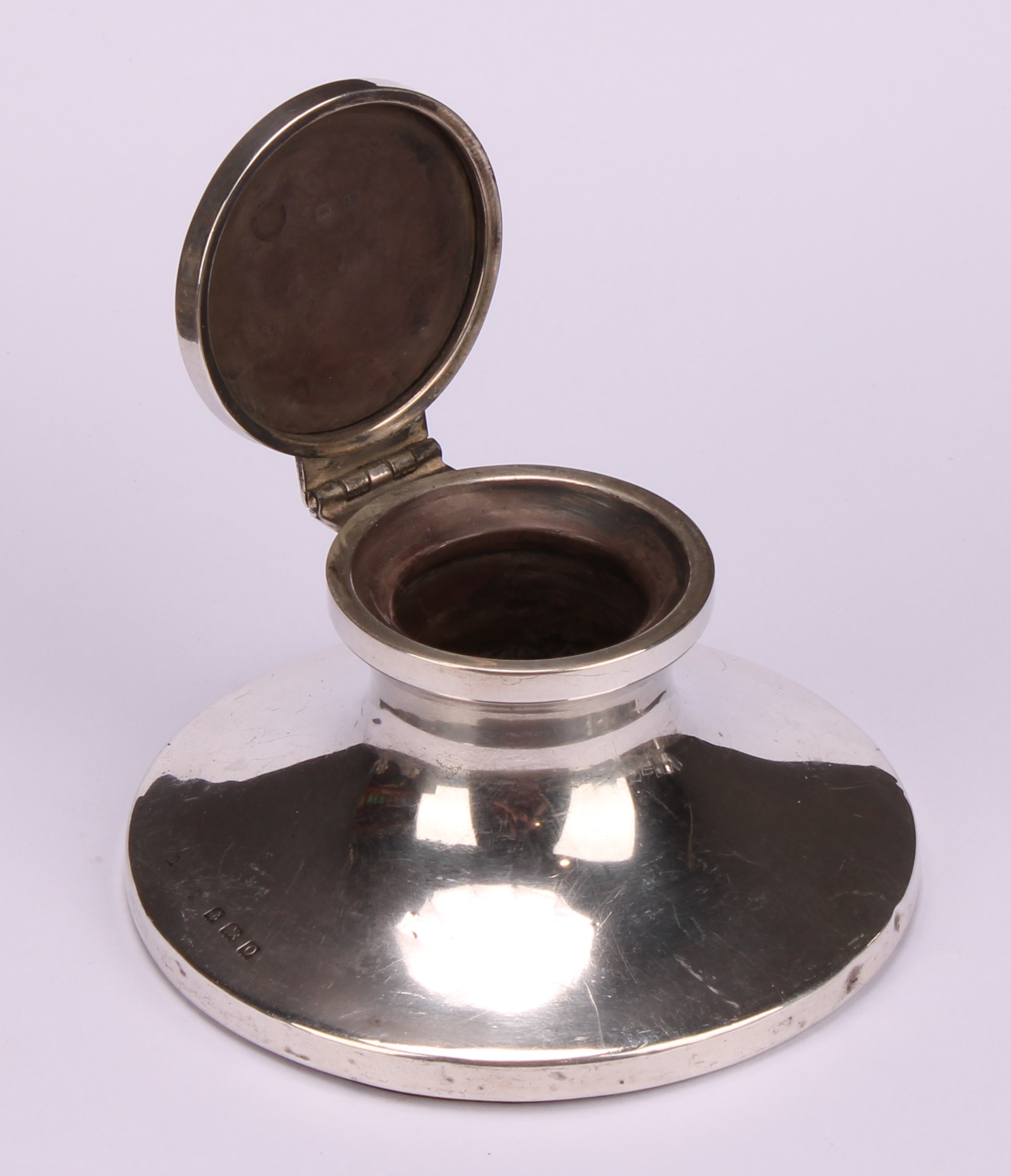 A George V silver and guilloche enamel capstan inkwell, hinged cover decorated in tones of purple, - Image 4 of 5