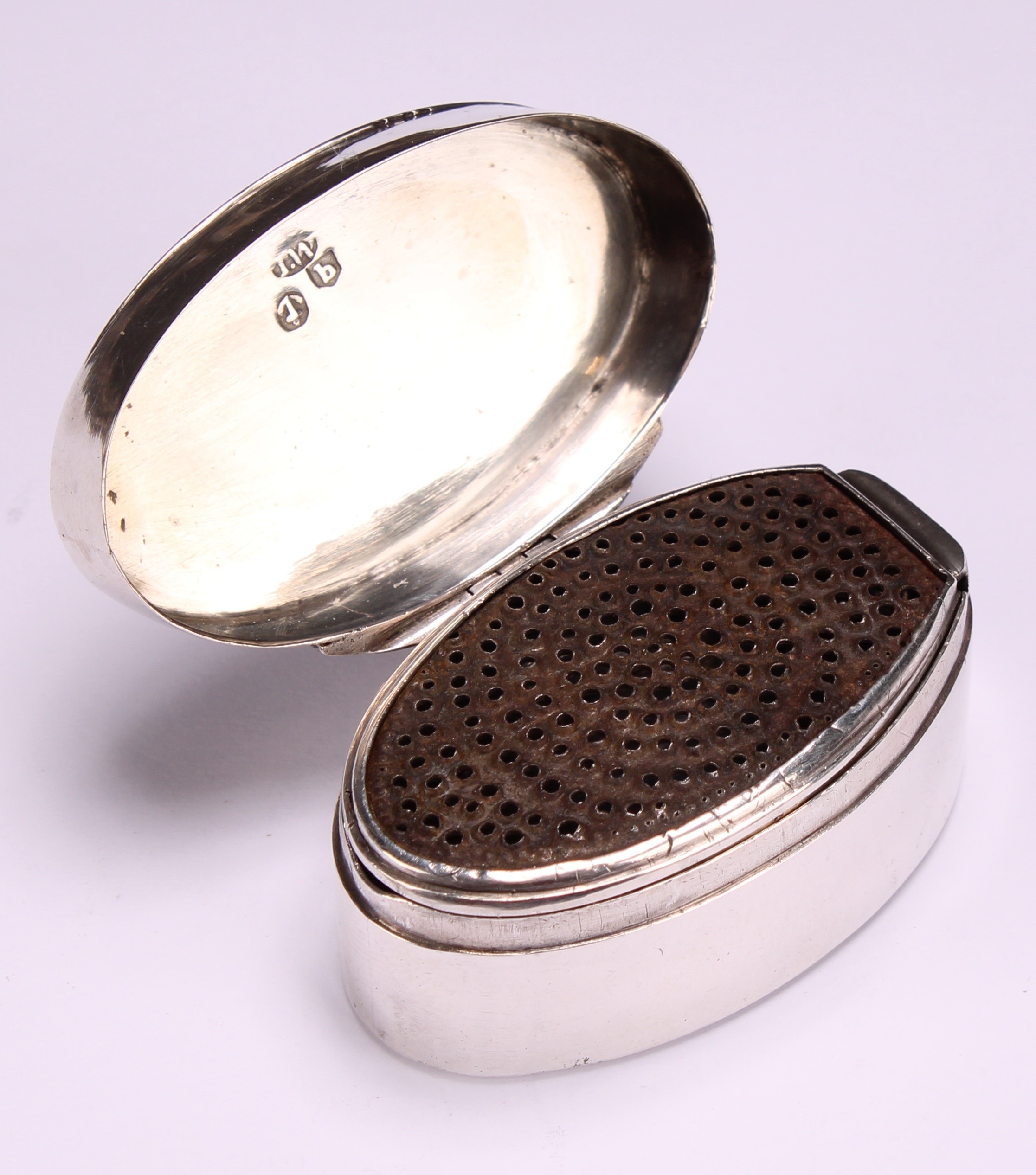 A George III silver oval nutmeg grater, quite plain, hinged cover enclosing a steel rasp, 4.5cm - Image 4 of 6