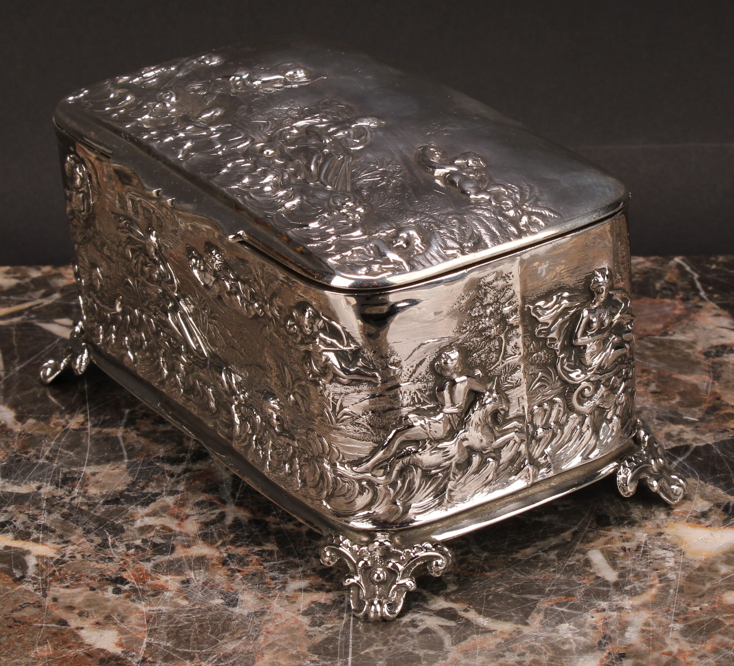 An Edwardian silver rounded rectangular casket, embossed after the antique with Venus in a chariot - Image 6 of 7