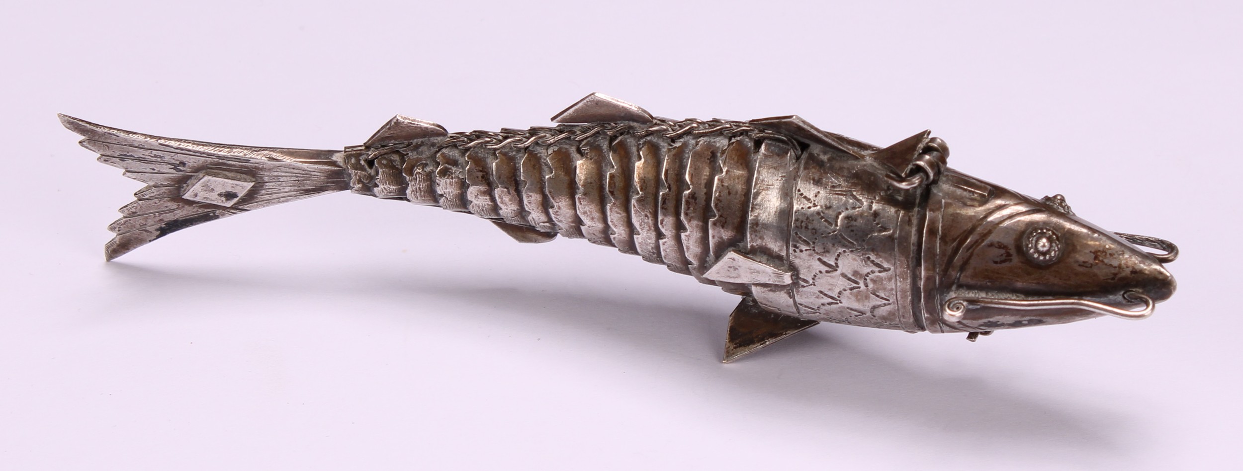 An early 20th century silver coloured metal novelty etui, as an articulated fish, 13cm long - Image 4 of 5