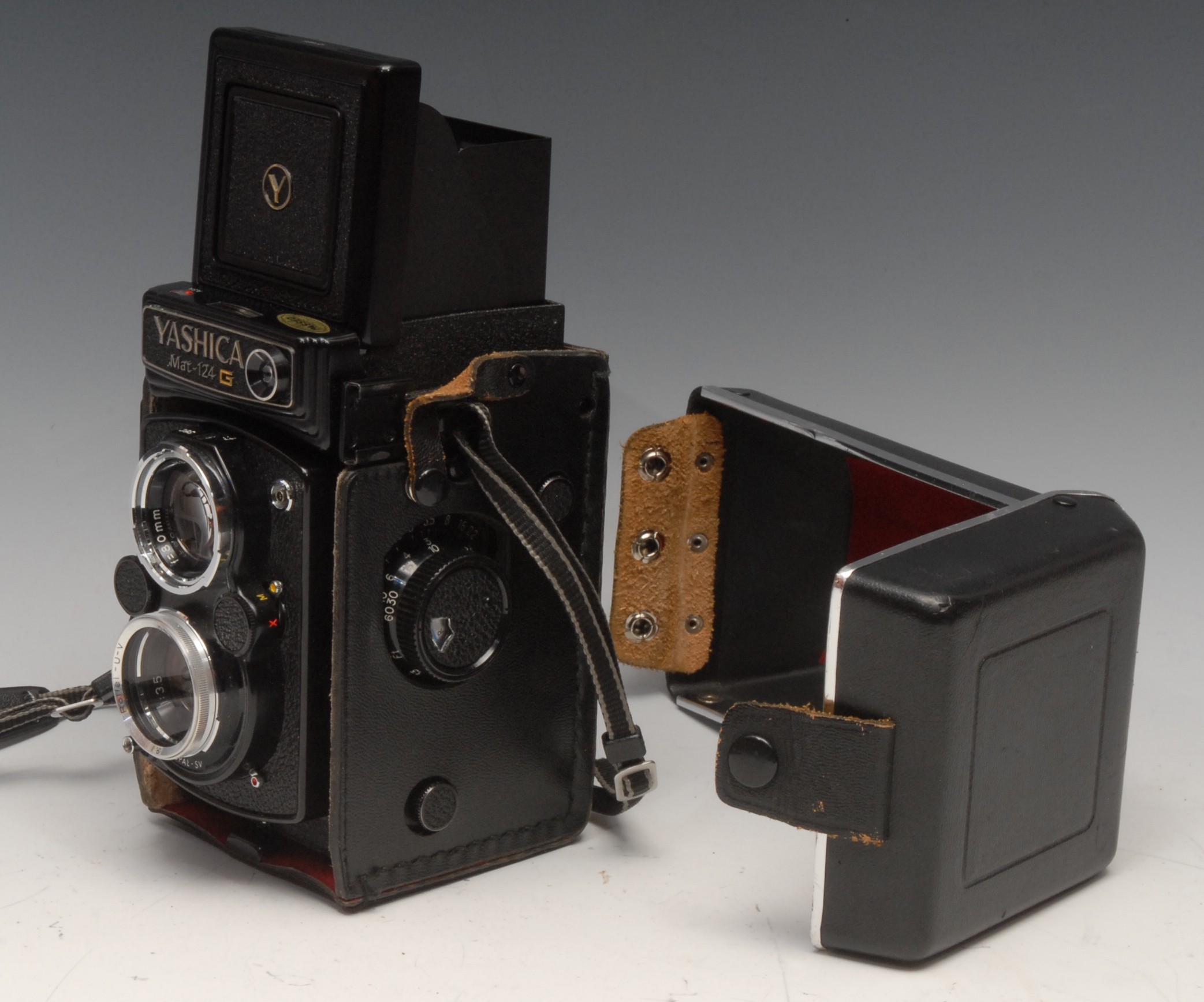 Photography - A Yashica Mat-124 G twin lens reflex camera, Yashinon f3.5 80mm lens, case, Yashinon - Image 3 of 7