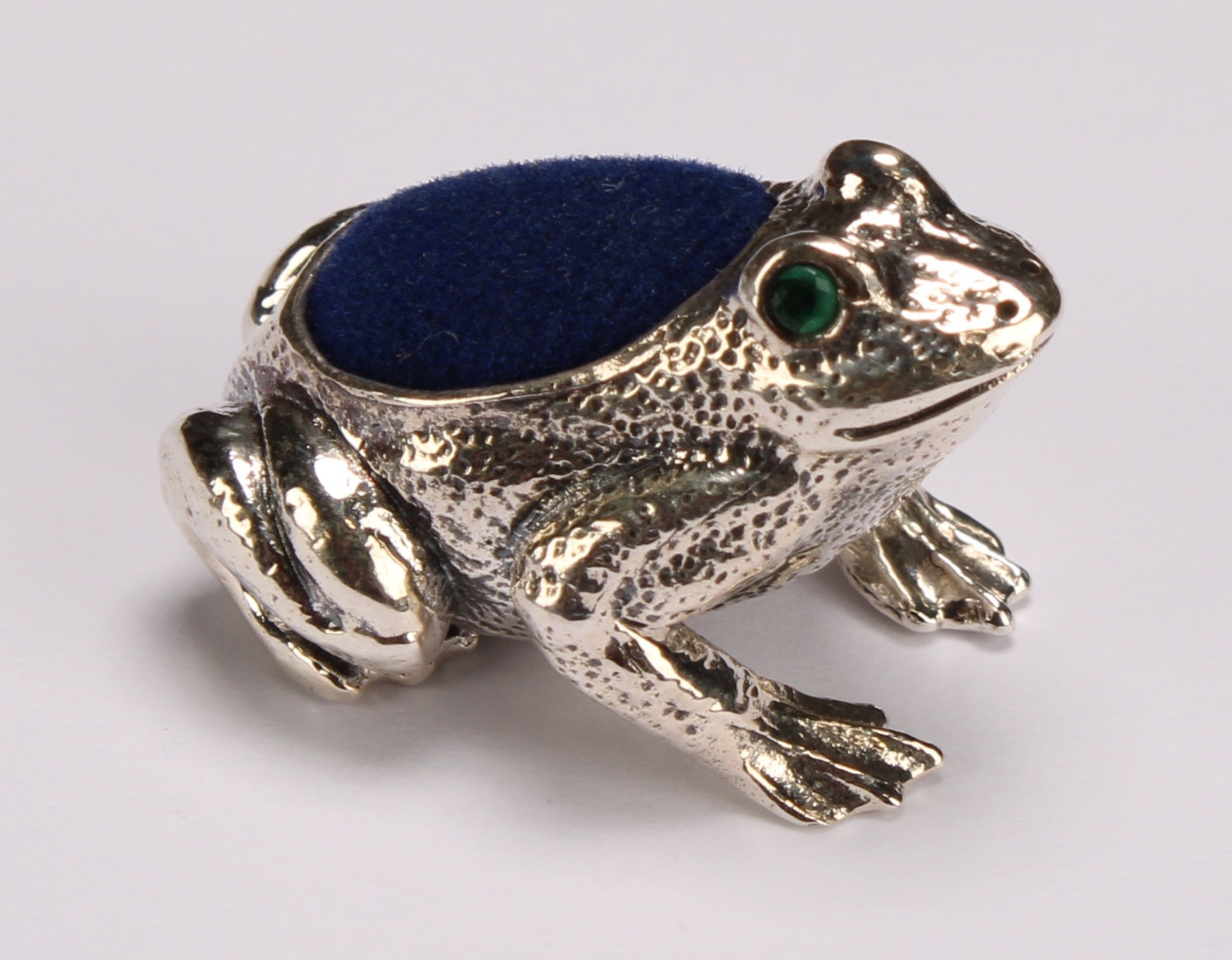 A sterling silver novelty pin cushion, as a frog, 3cm long - Image 4 of 4