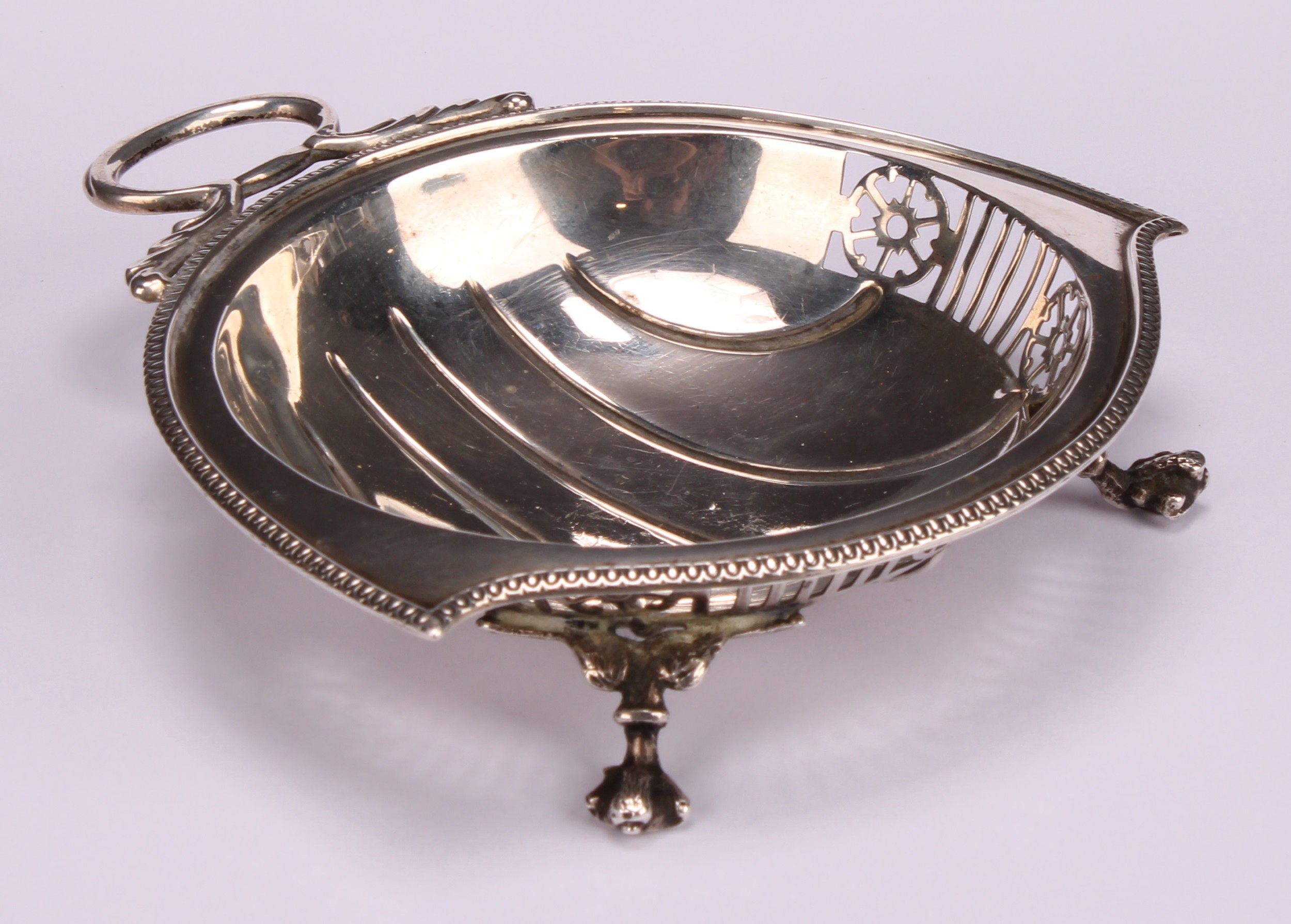 A George V silver sweetmeat dish, ball and claw feet, 10.5cm wide, Birmingham 1917, 63g - Image 2 of 4