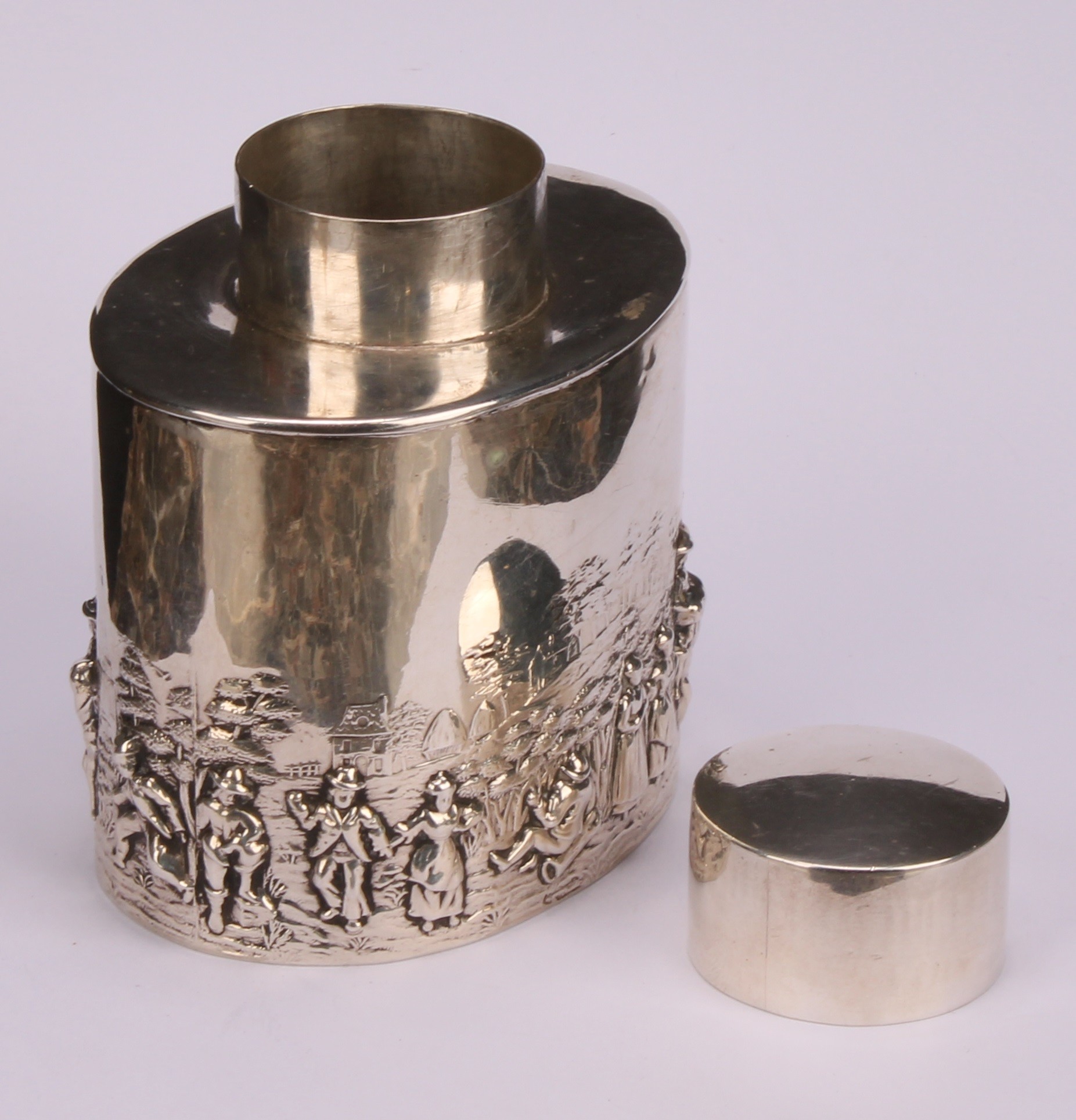 An Edwardian silver oval tea caddy, chased in the Teniers taste, push-fitting cover, 8.5cm wide, - Bild 4 aus 5