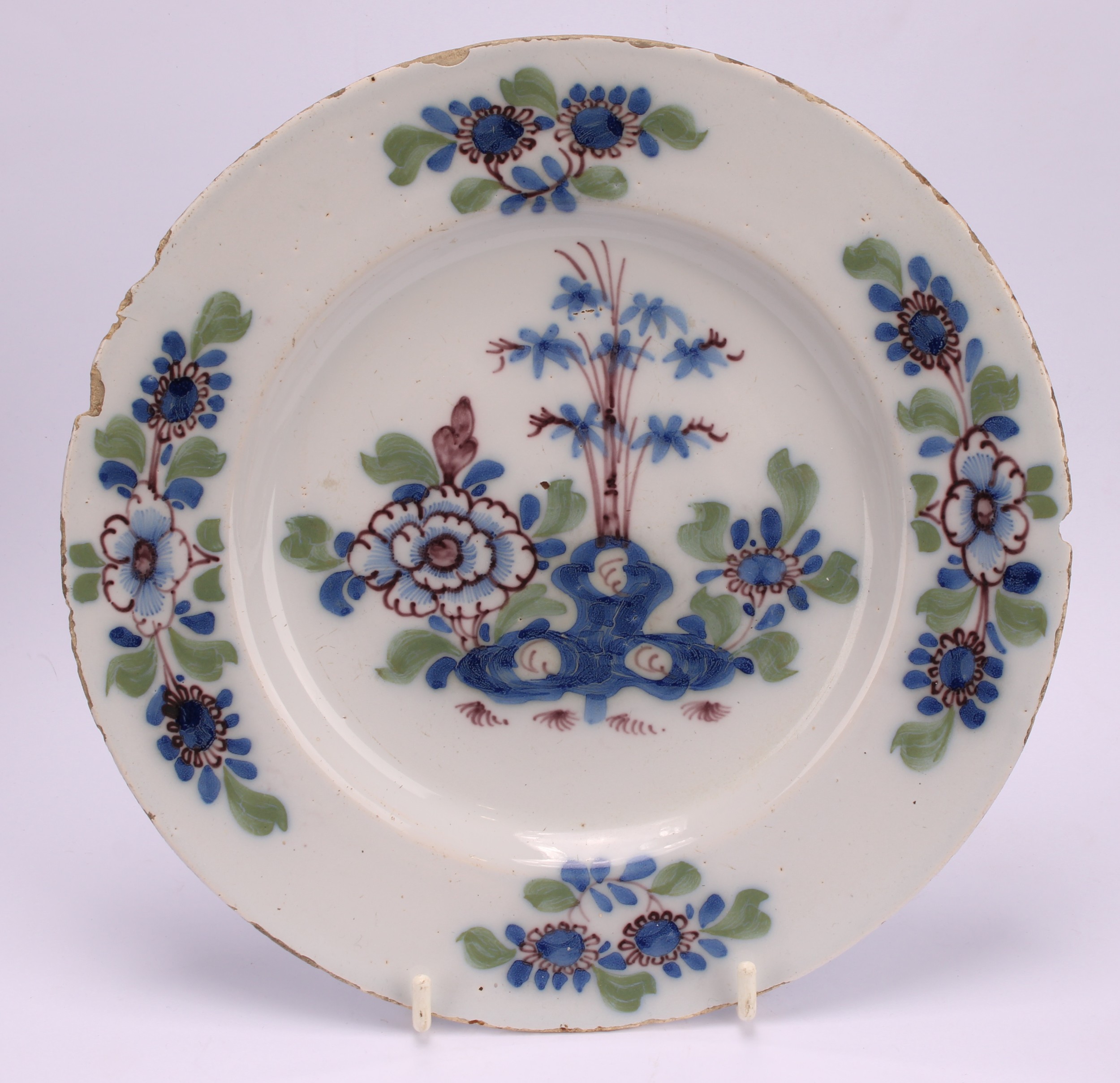An 18th century Delft circular plate, painted in the chinoiserie taste with a figure in a Chinese - Bild 5 aus 18