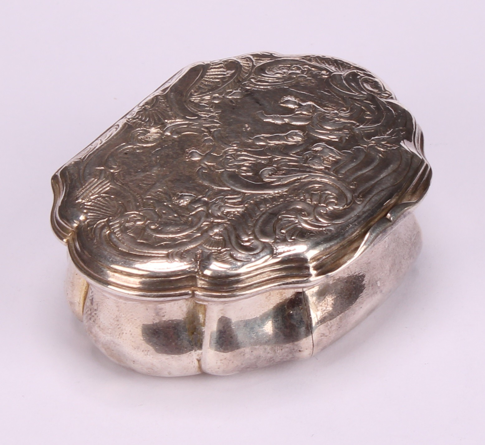 An 18th century silver shaped serpentine snuff box, chased with scenes from Classical antiquity, - Image 3 of 4