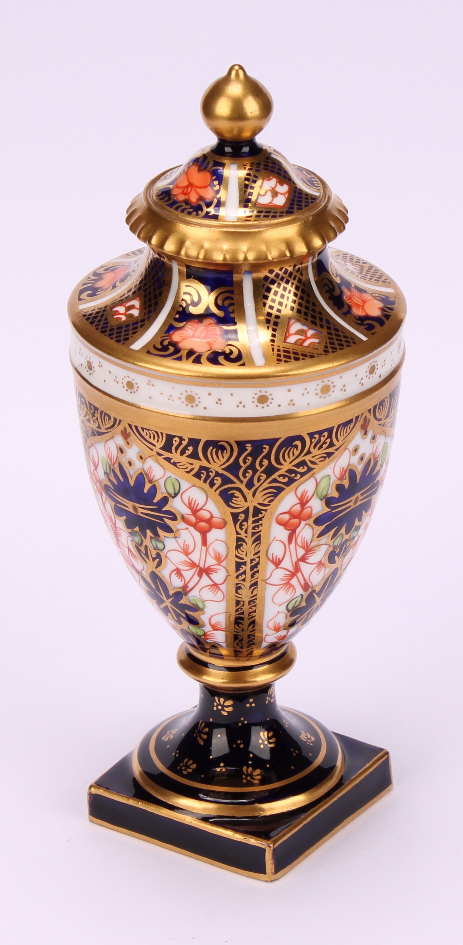 A near pair of Royal Crown Derby 1128 Imari pattern ovoid pedestal vases, domed covers, gilt - Image 8 of 10