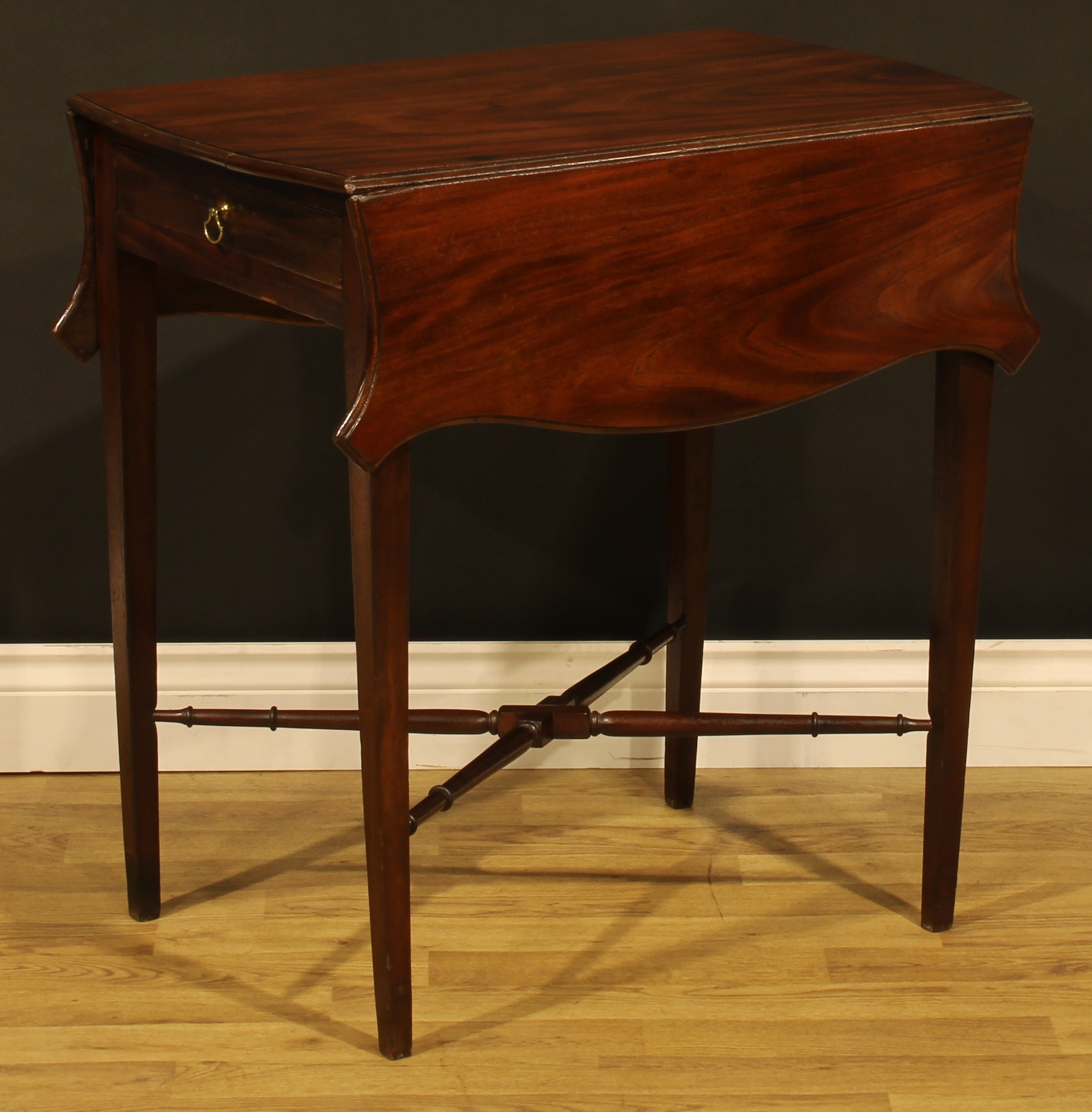 A George III mahogany butterfly Pembroke table, shaped top with fall leaves above a single frieze - Image 6 of 7