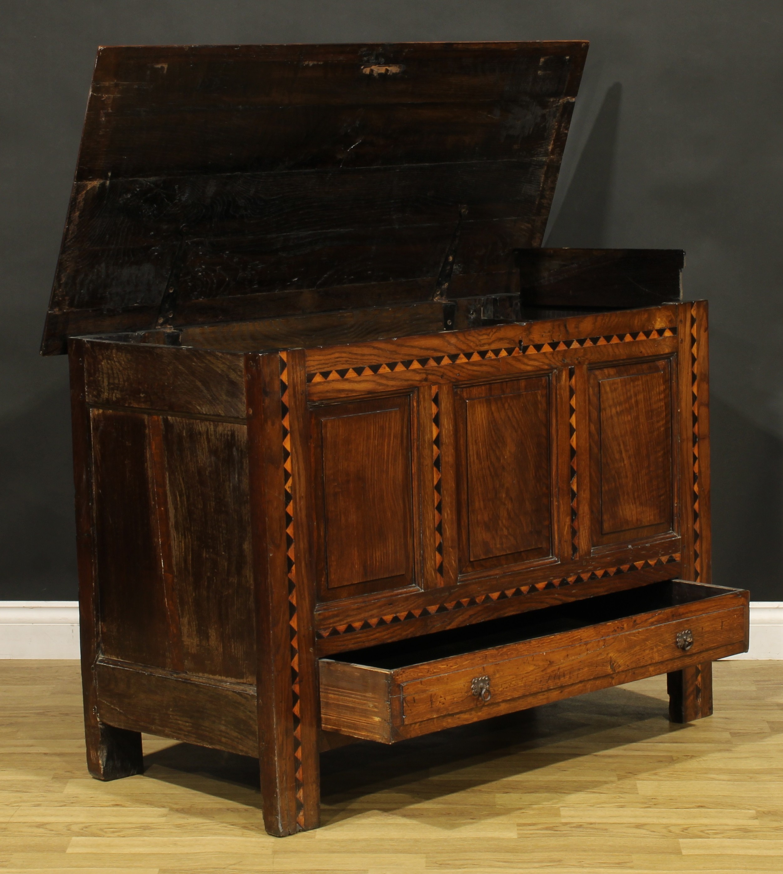 An 18th century design oak mule chest, hinged top above three raised and fielded panels outlined - Image 3 of 5