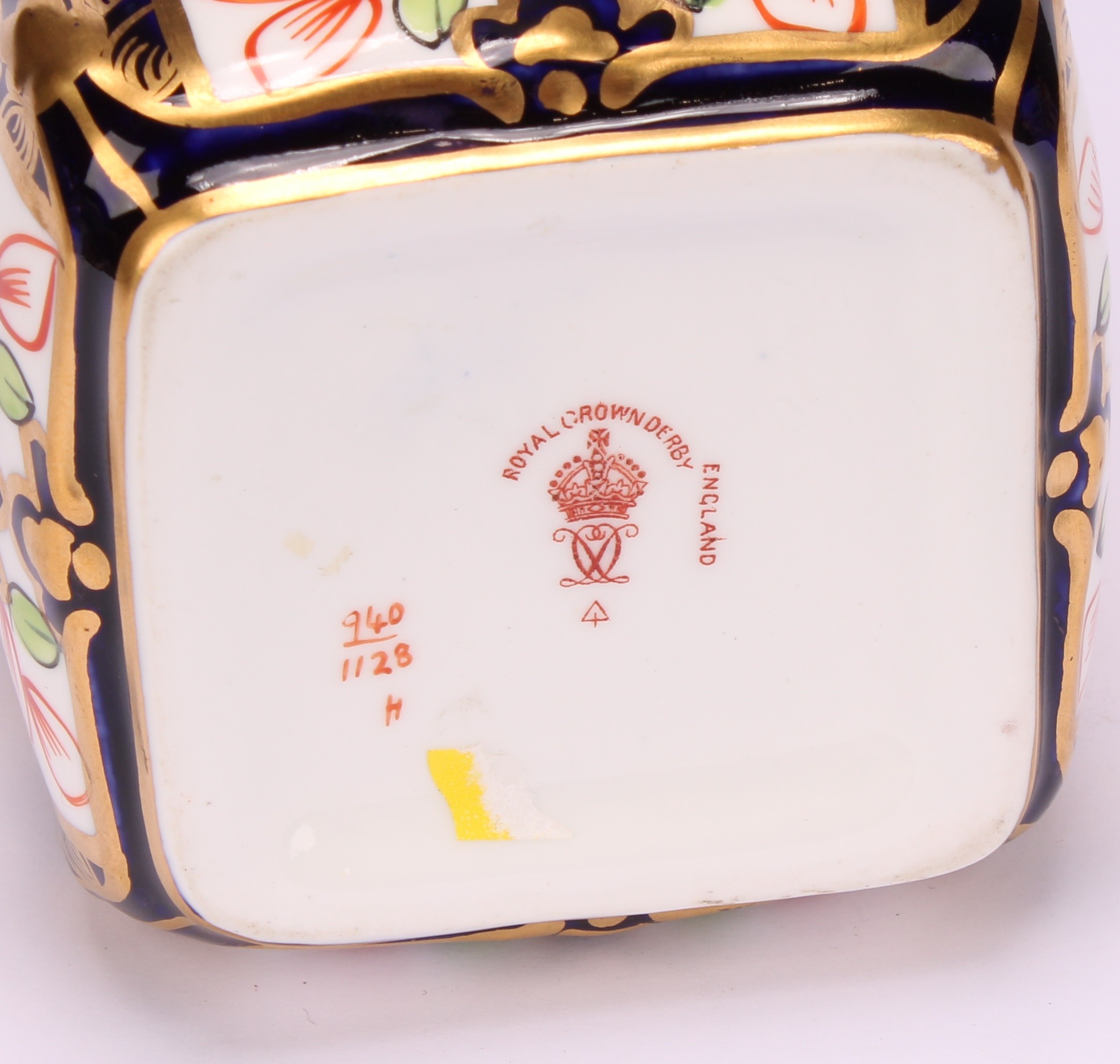 A set of three Royal Crown Derby 1128 pattern shaped rectangular caddies, shaped circular covers, - Image 19 of 19