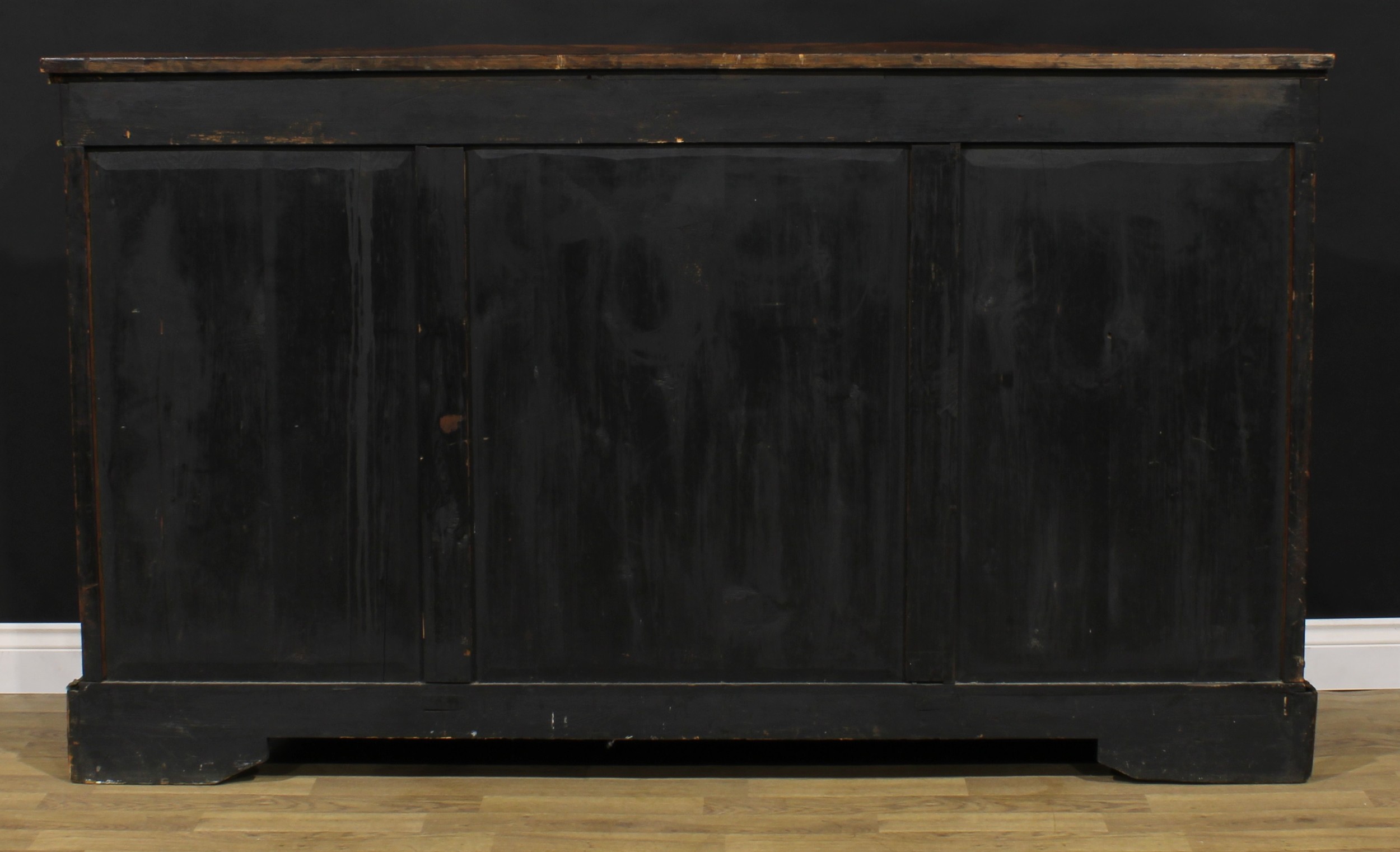 A Victorian gilt metal mounted walnut and marquetry credenza, slightly oversailing top above a - Bild 6 aus 6