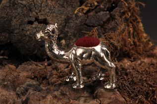 A sterling silver novelty pin cushion, as a camel, 3.5cm long
