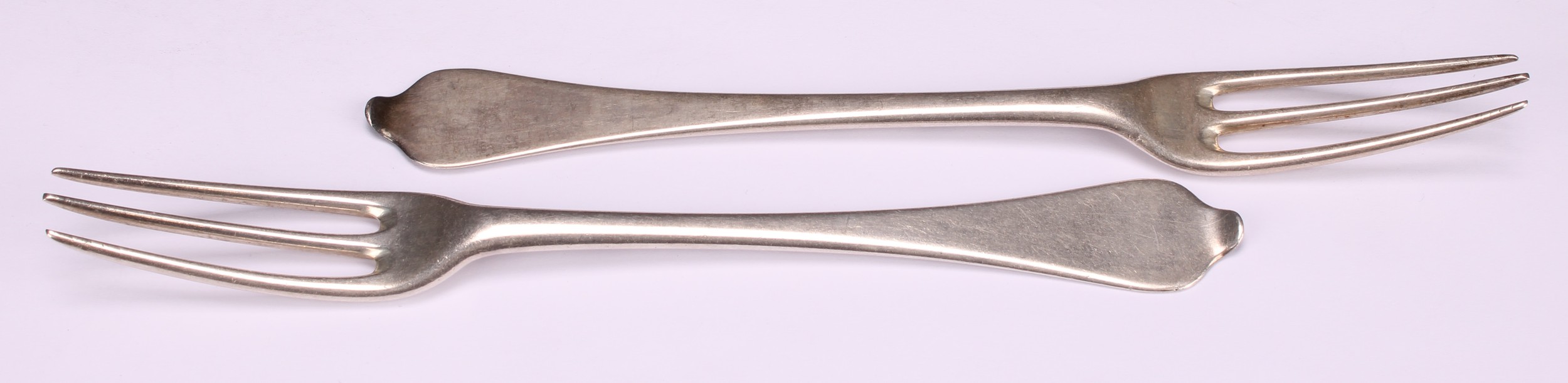 A pair of Queen Anne Britannia silver Dog Nose pattern three-prong forks, John Broake, London 1703 - Image 2 of 5