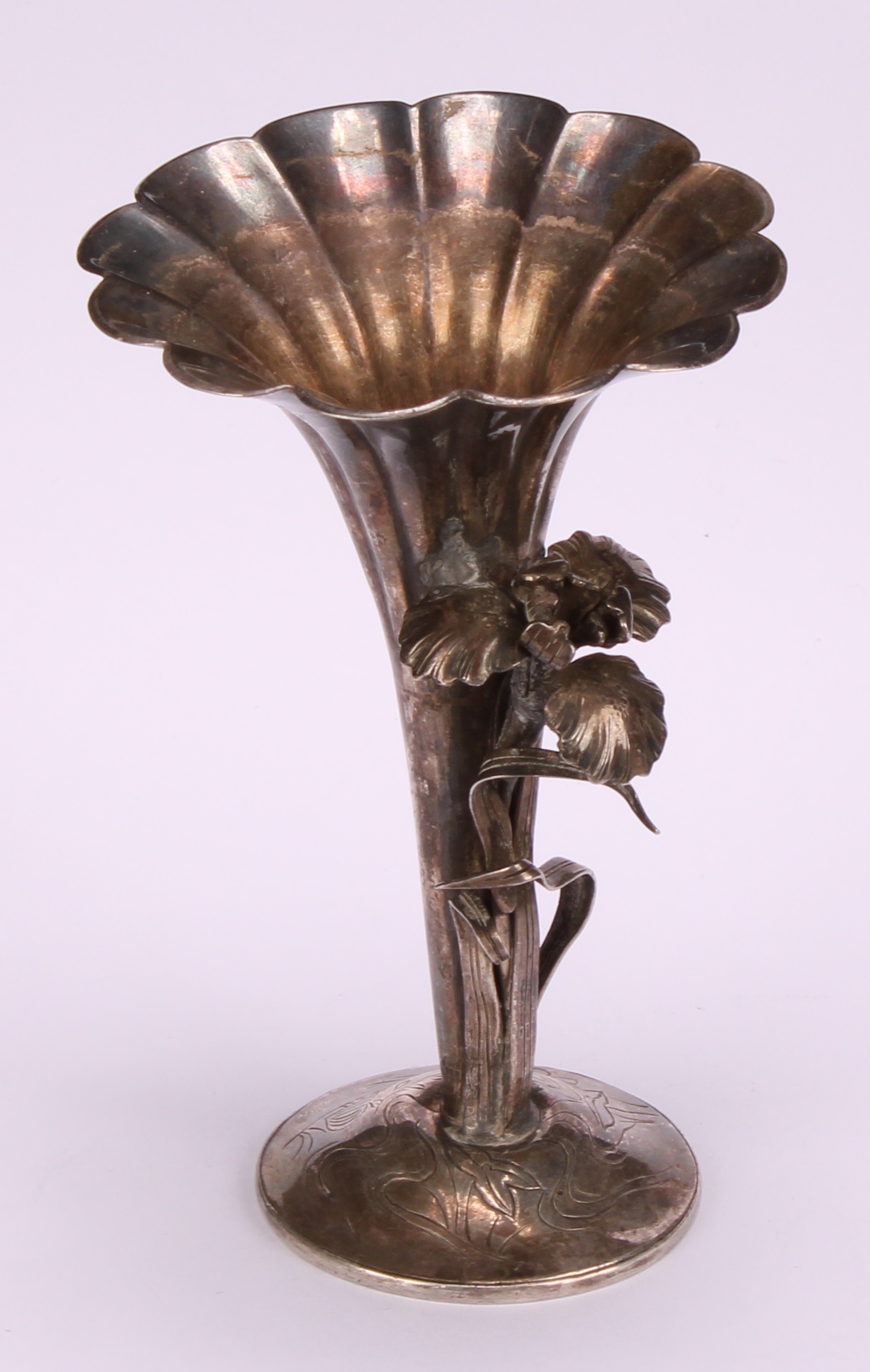 A Japanese silver fluted trumpet shaped posy vase, applied with a flower, 11.5cm high, character - Image 3 of 4