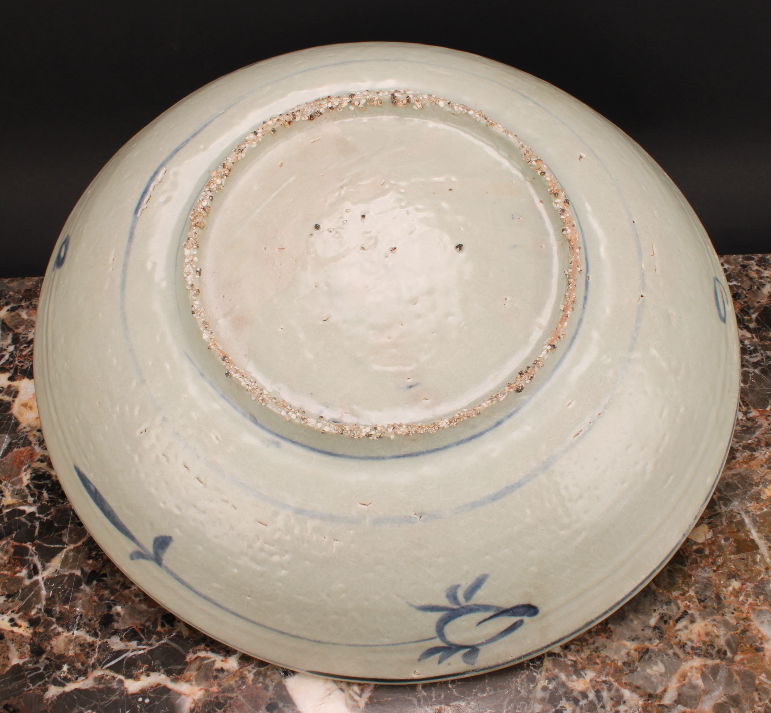 A pair of 17th century Chinese shipwreck porcelain dishes, painted in tones of underglaze blue - Image 5 of 5