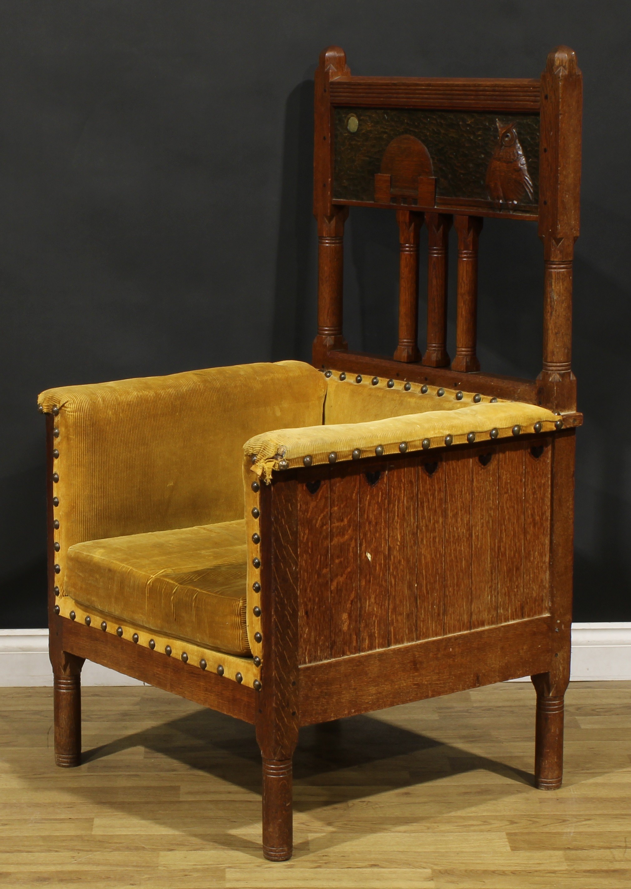 A large and unusual Arts & Crafts entrance hall chair, rectangular cresting rail carved with a - Image 3 of 4