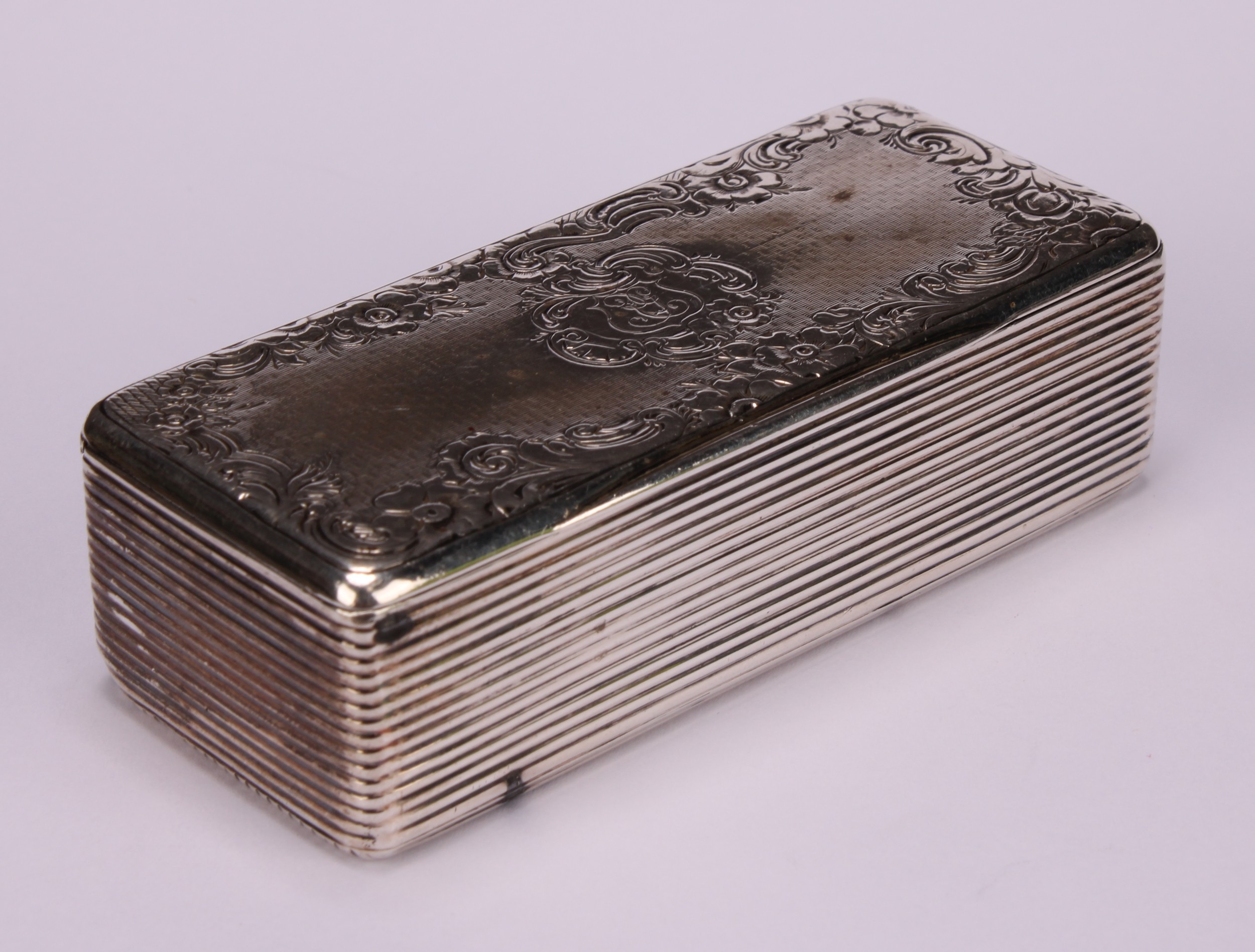 A 19th century French silver rounded rectangular snuff box, hinged cover chased with a cartouche and - Image 3 of 4