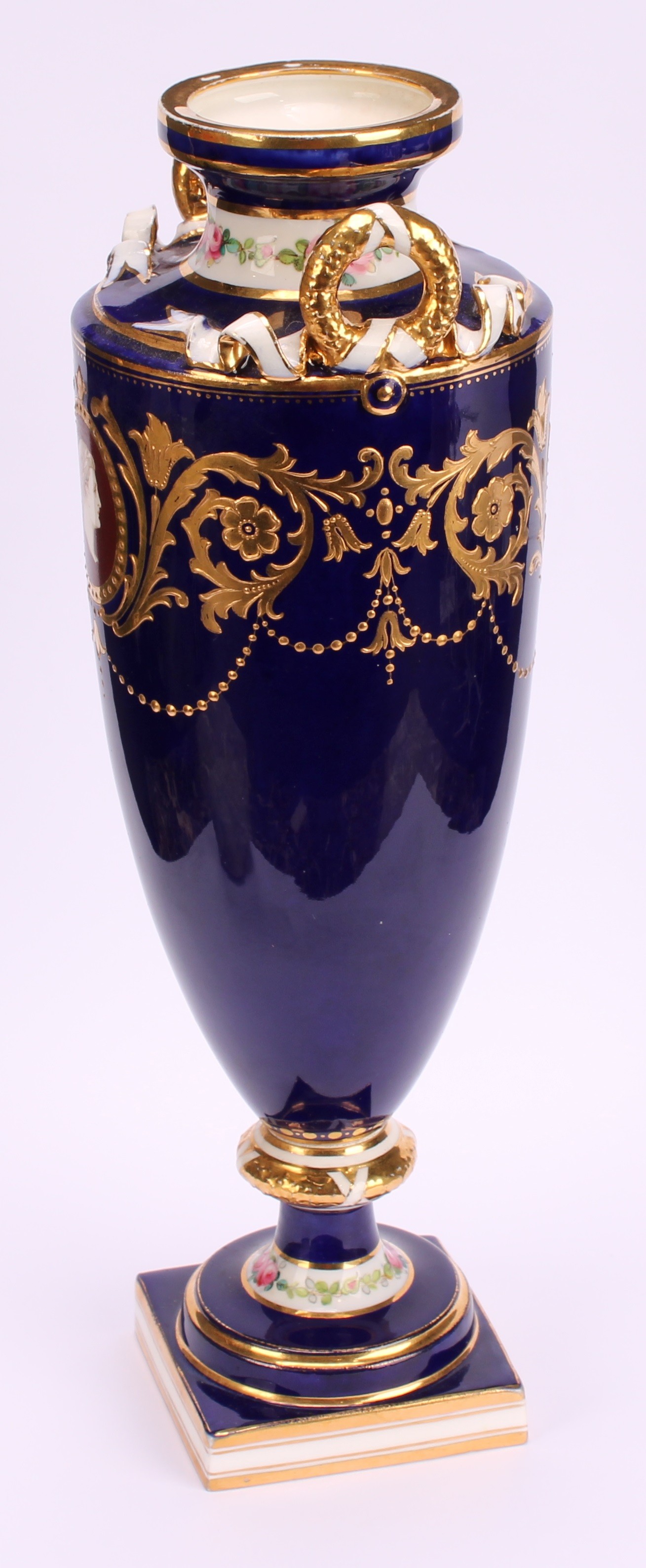 A Minton two-handled pedestal vase, painted with neo-classical portraits in raised gilt oval panels, - Bild 4 aus 6