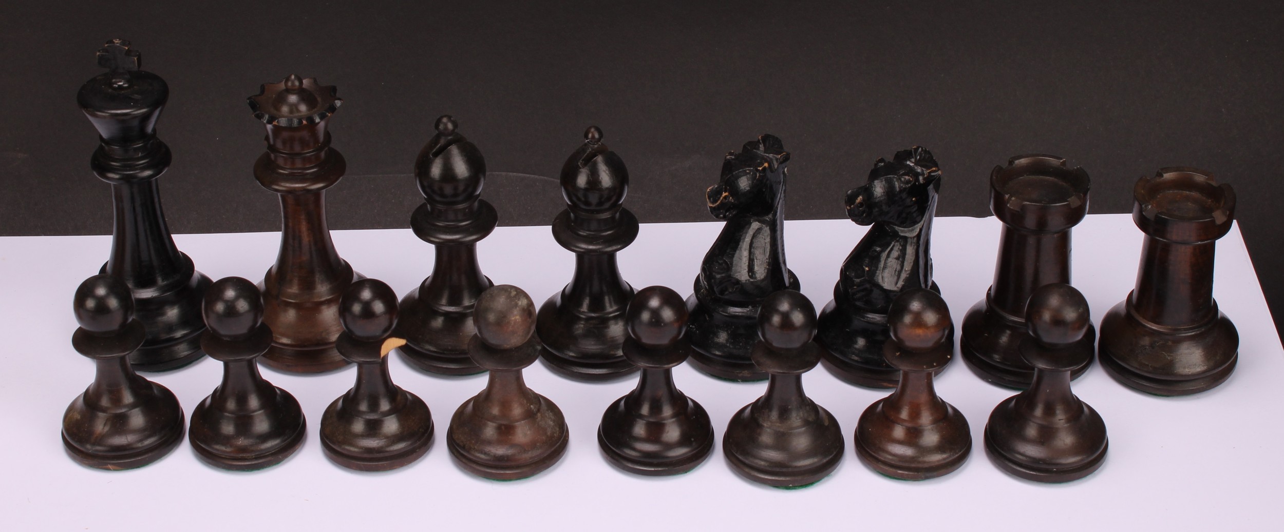 A boxwood and ebonised Staunton pattern weighted chess set, the Kings 8.5cm high - Image 4 of 4