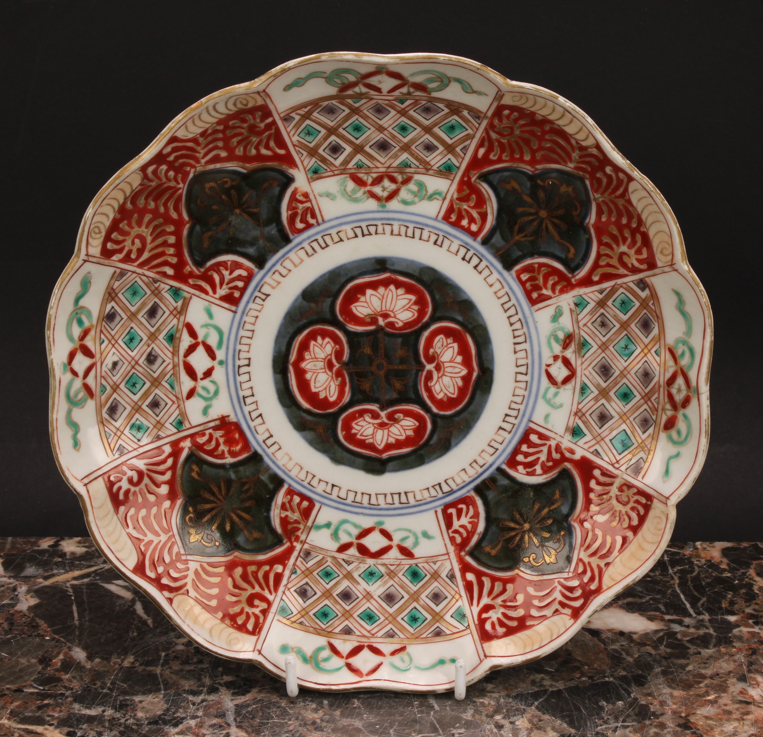 A pair of Japanese shaped circular plates, painted in the Imari palette, 21.5cm diam, Meiji - Image 3 of 8
