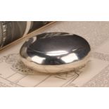 An Edwardian silver oval squeeze-action snuff box, quite plain, 9cm wide, Birmingham 1908, 78g