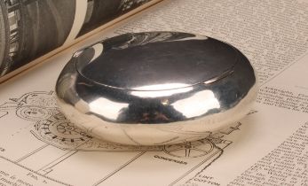 An Edwardian silver oval squeeze-action snuff box, quite plain, 9cm wide, Birmingham 1908, 78g