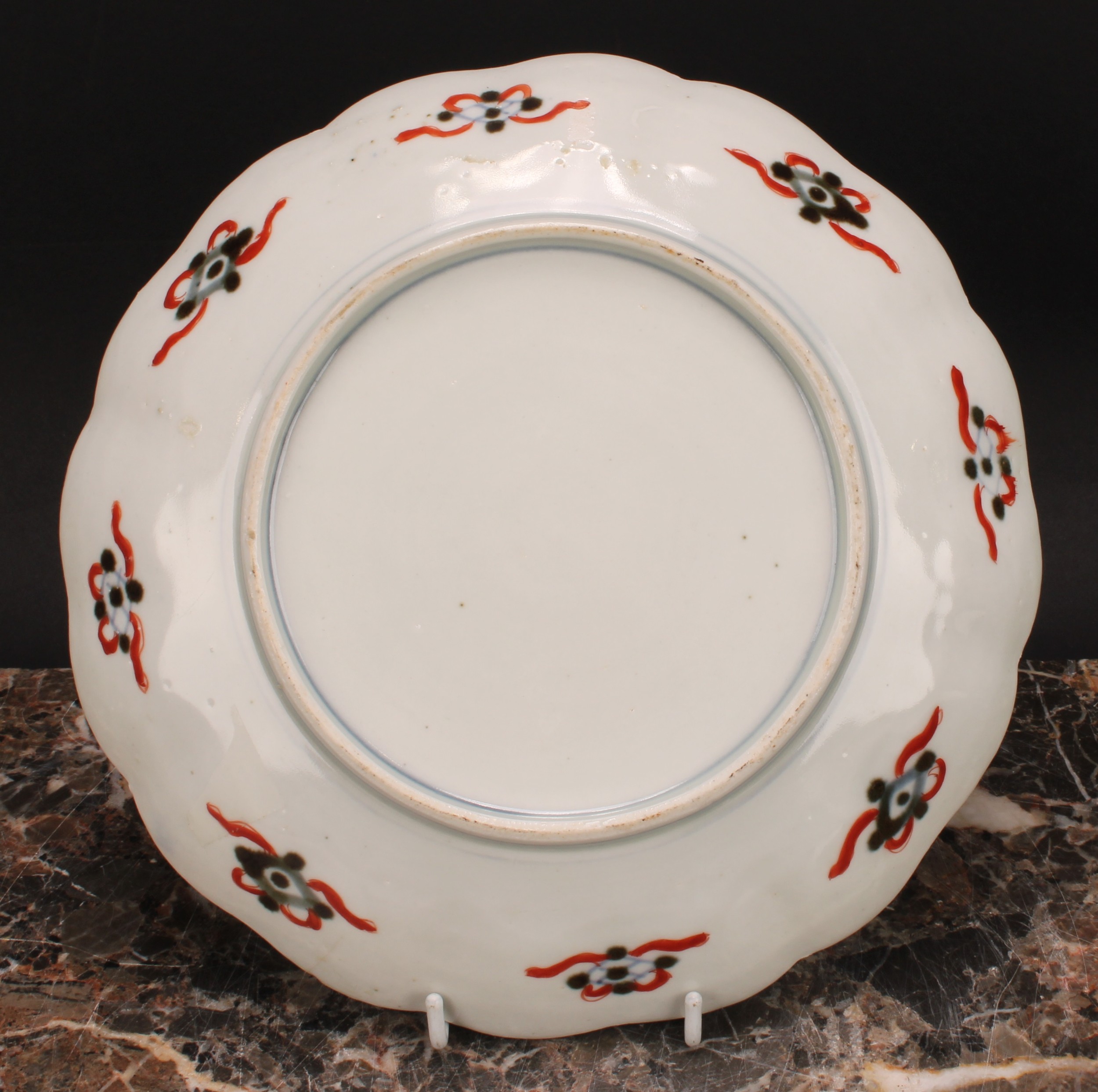 A pair of Japanese shaped circular plates, painted in the Imari palette, 21.5cm diam, Meiji - Image 8 of 8