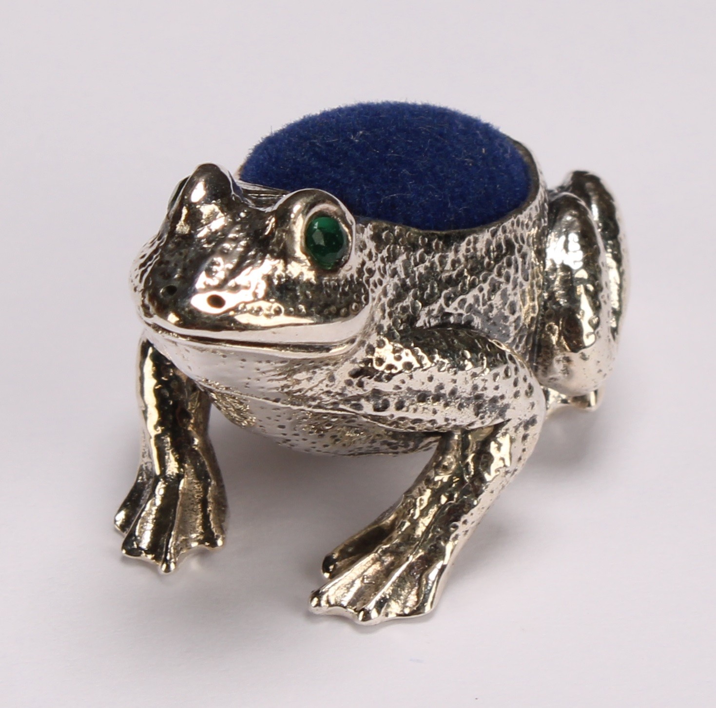 A sterling silver novelty pin cushion, as a frog, 3cm long - Image 3 of 4