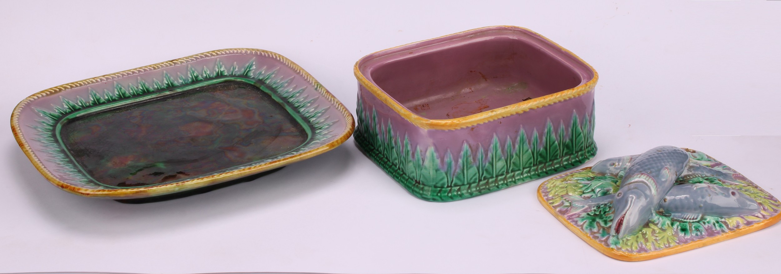 A George Jones majolica rounded rectangular sardine box and stand, the cover surmounted by fish, - Bild 4 aus 6
