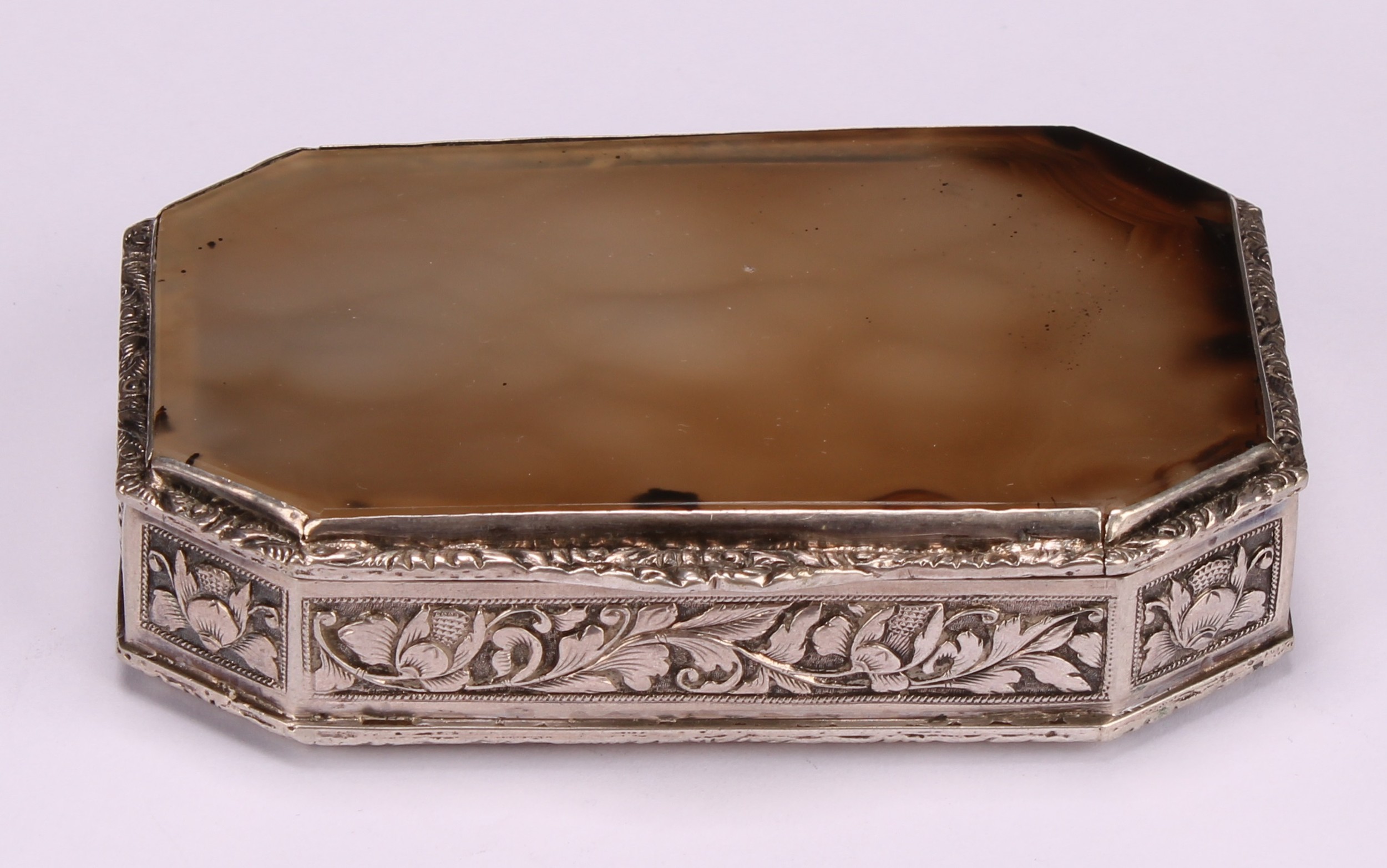 A large Chinese China Trade period silver and agate canted rectangular snuff box, hinged cover, - Image 2 of 4