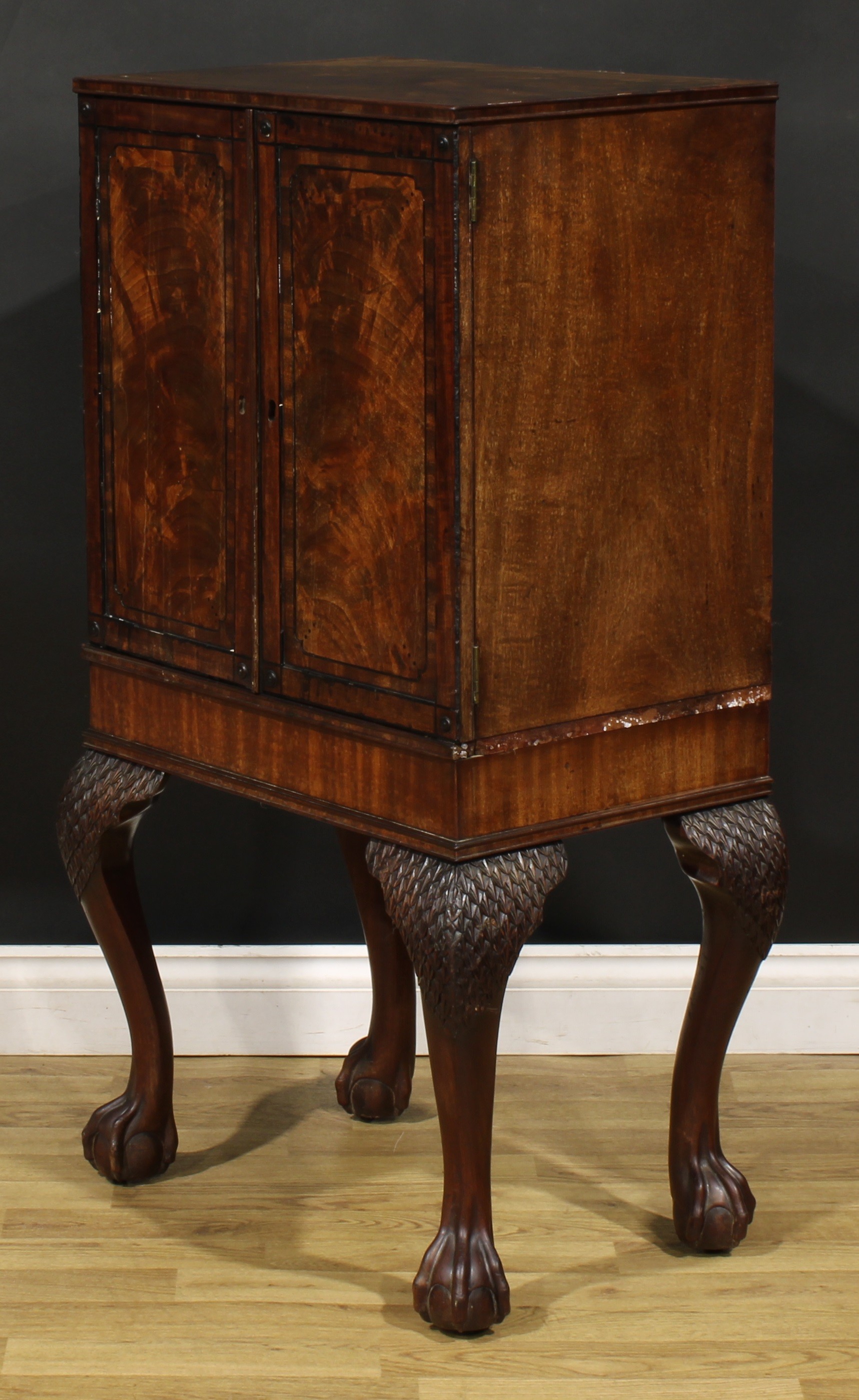 A 19th century Irish mahogany connoisseur’s enclosed collector’s specimen cabinet, rectangular top - Image 4 of 5