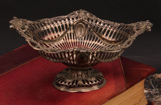 A Victorian silver pedestal sweetmeat dish, in the Neo-Classical taste, 20cm wide, London 1892, 270g