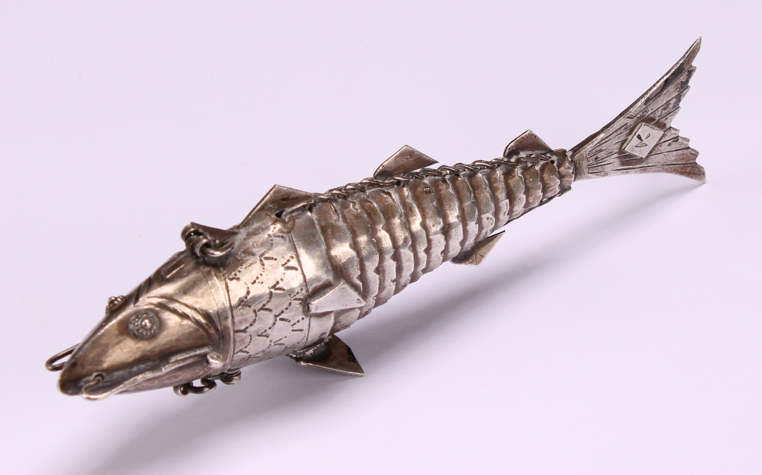 An early 20th century silver coloured metal novelty etui, as an articulated fish, 13cm long - Image 3 of 5