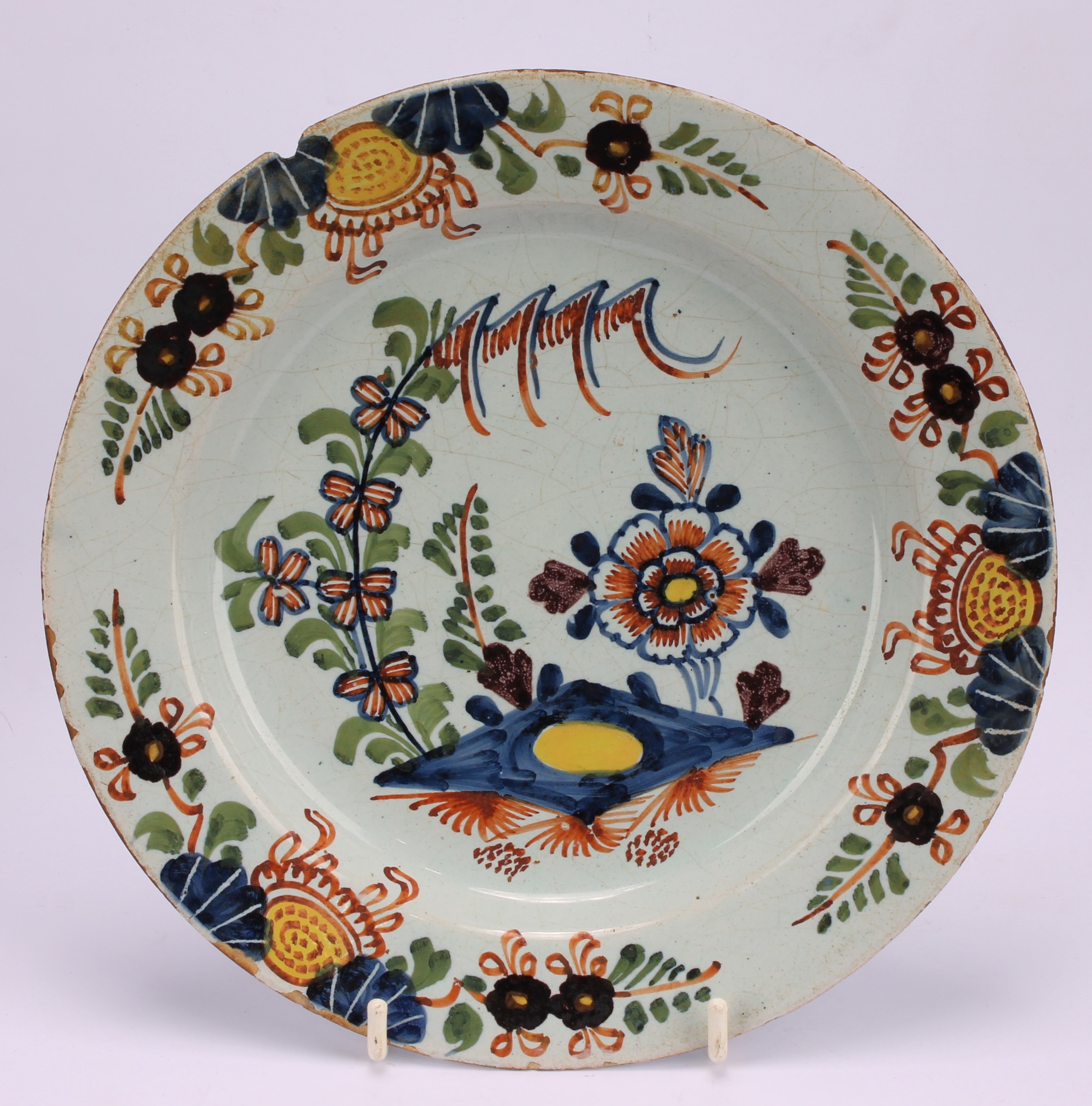 An 18th century Delft circular plate, painted in the chinoiserie taste with a figure in a Chinese - Bild 7 aus 18