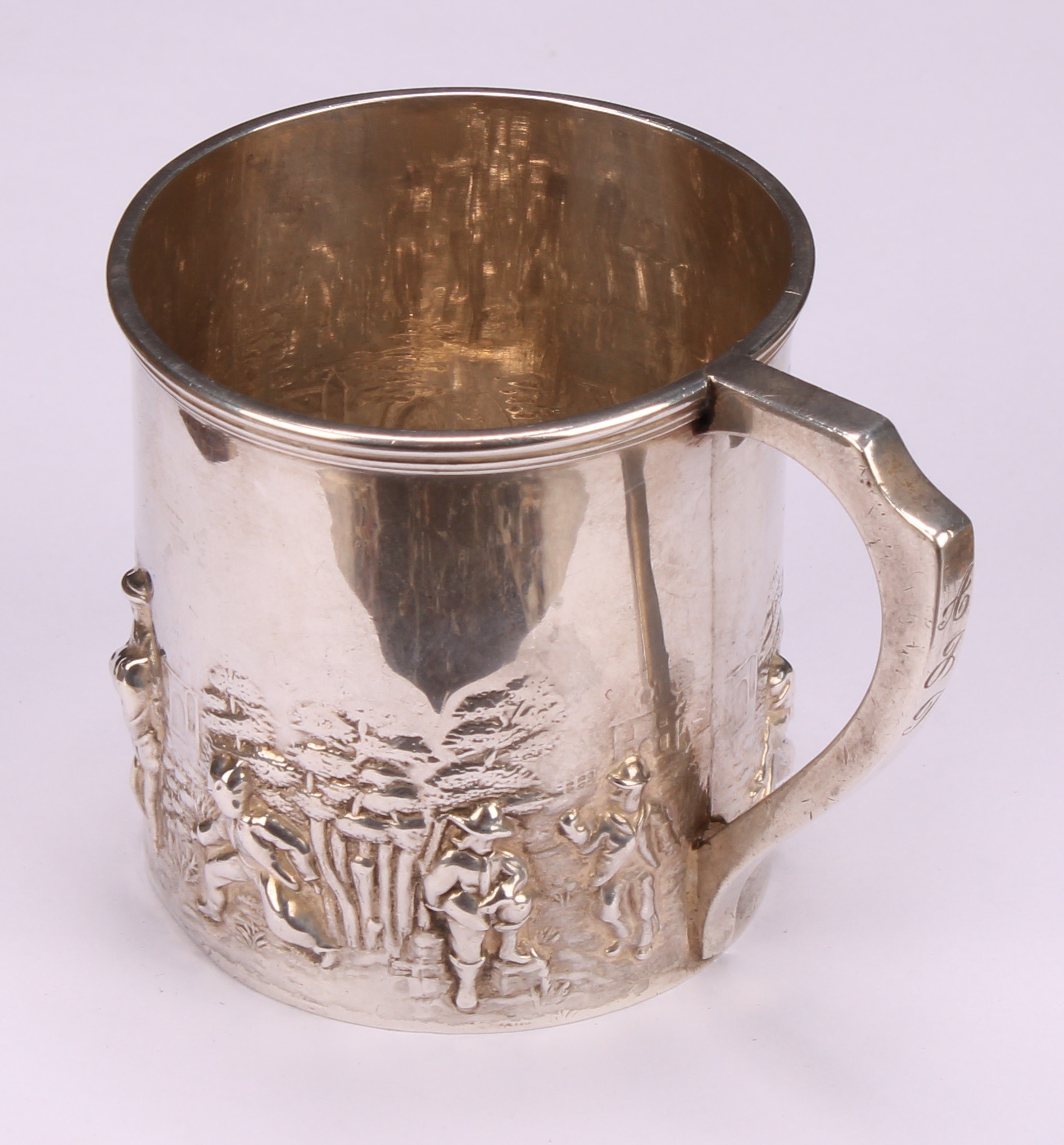 An Edwardian silver Christening mug, chased with a band of figures in the manner of Teniers, 6.5cm - Image 4 of 5