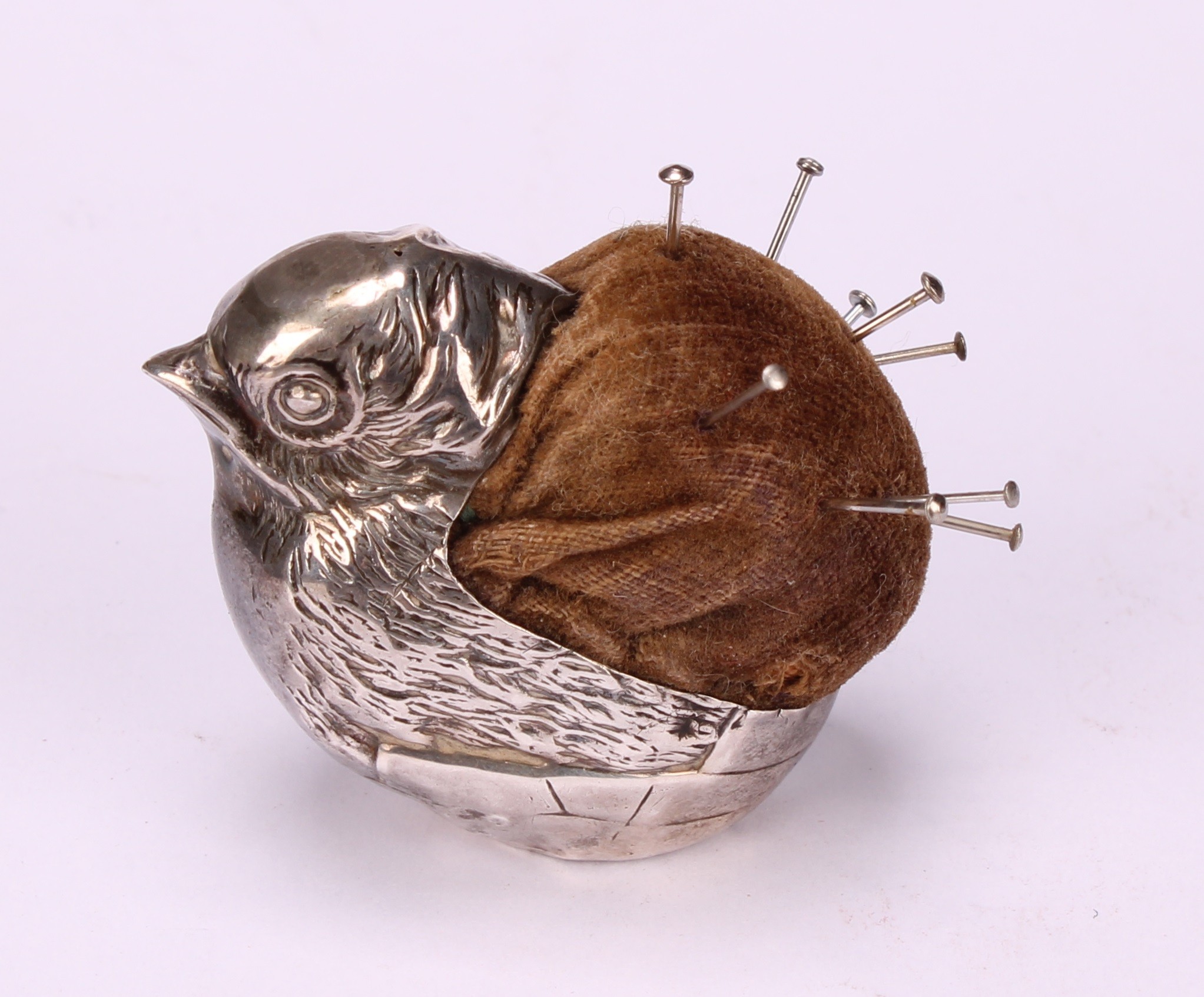 An Edwardian silver novelty pin cushion, as a chick, 4cm long, Sampson Mordan & Co, Chester - Image 2 of 4