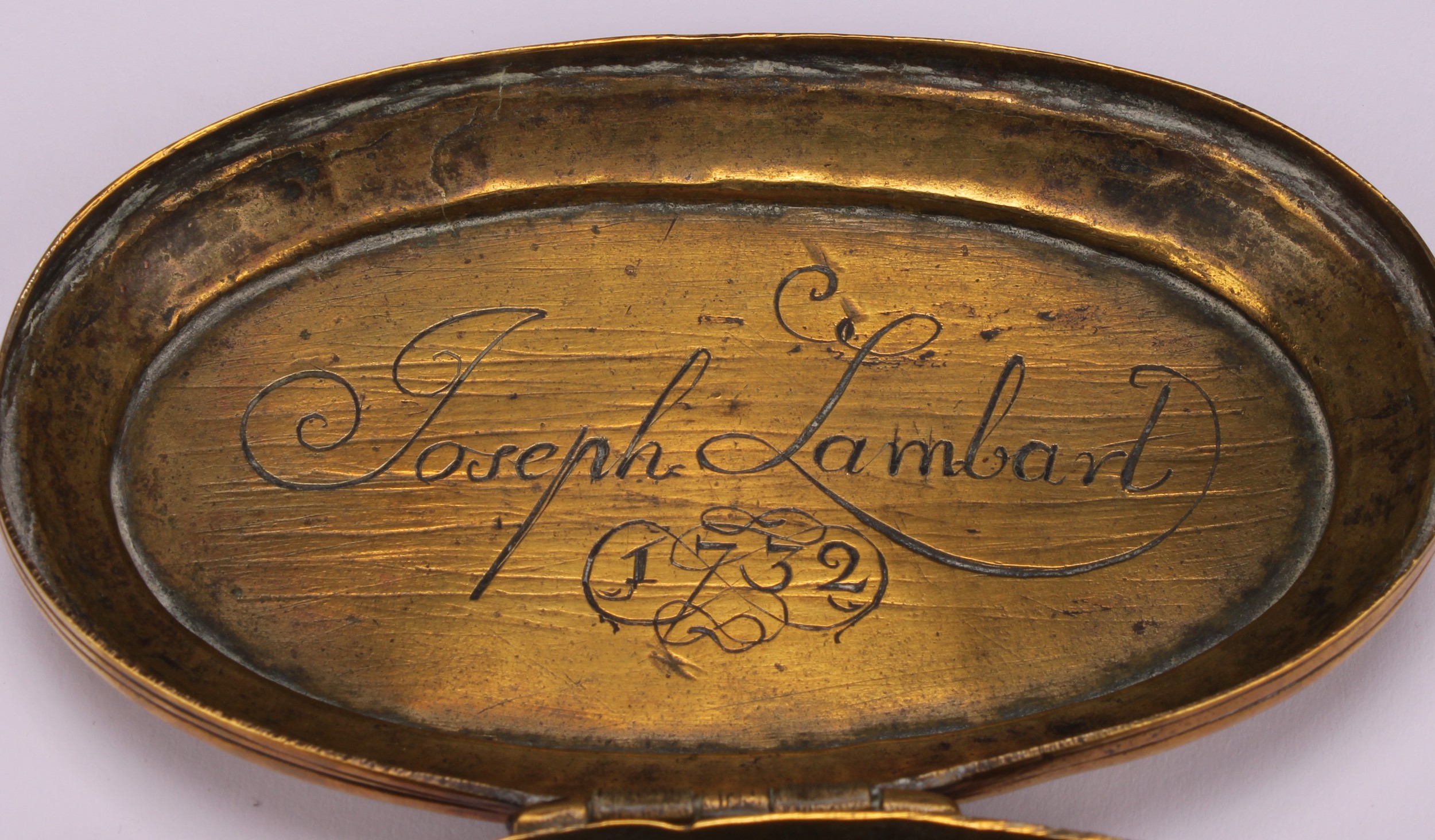 An early 18th century Dutch brass oval tobacco box, engraved with narrative scenes, hinged cover - Image 6 of 6