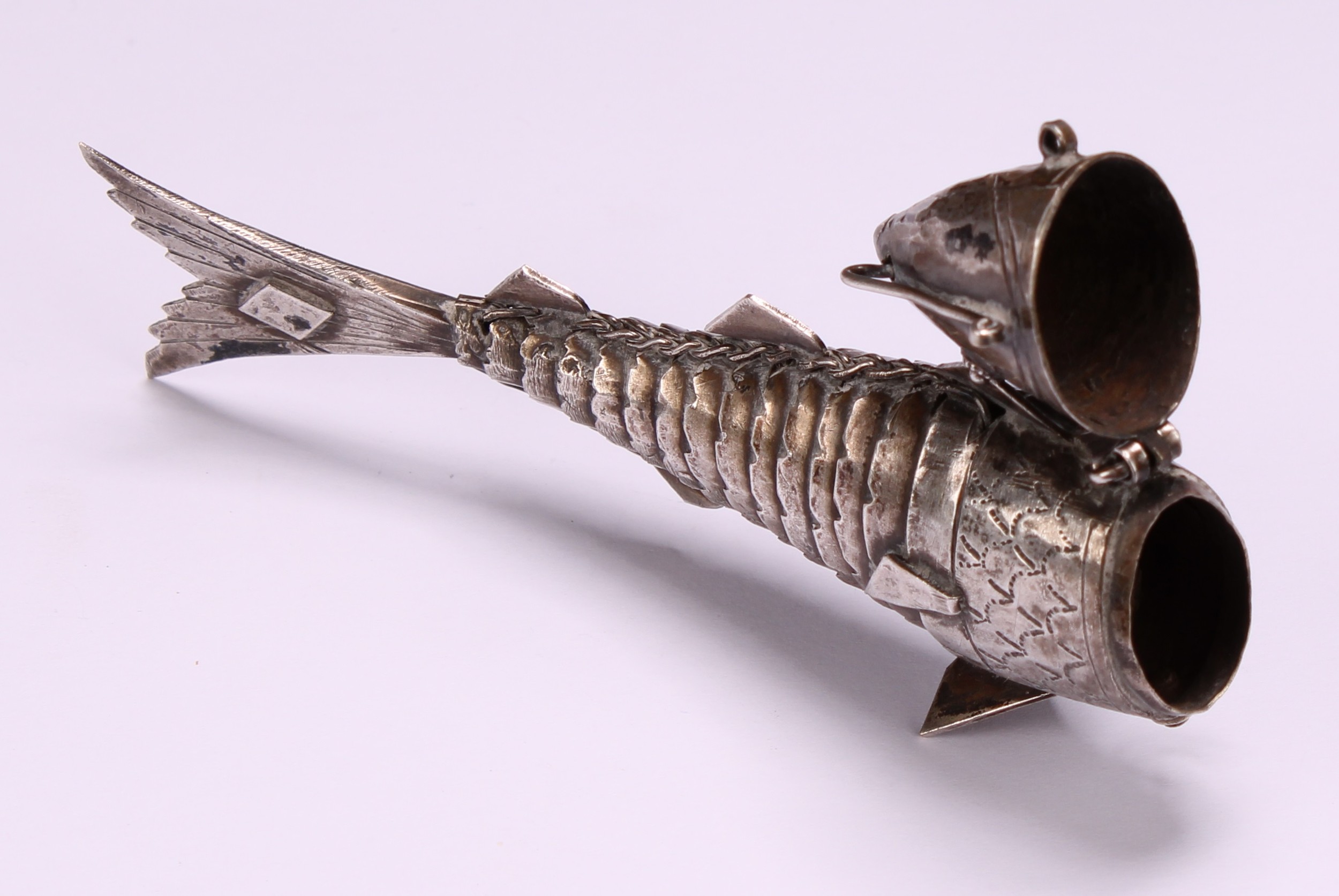 An early 20th century silver coloured metal novelty etui, as an articulated fish, 13cm long - Image 5 of 5