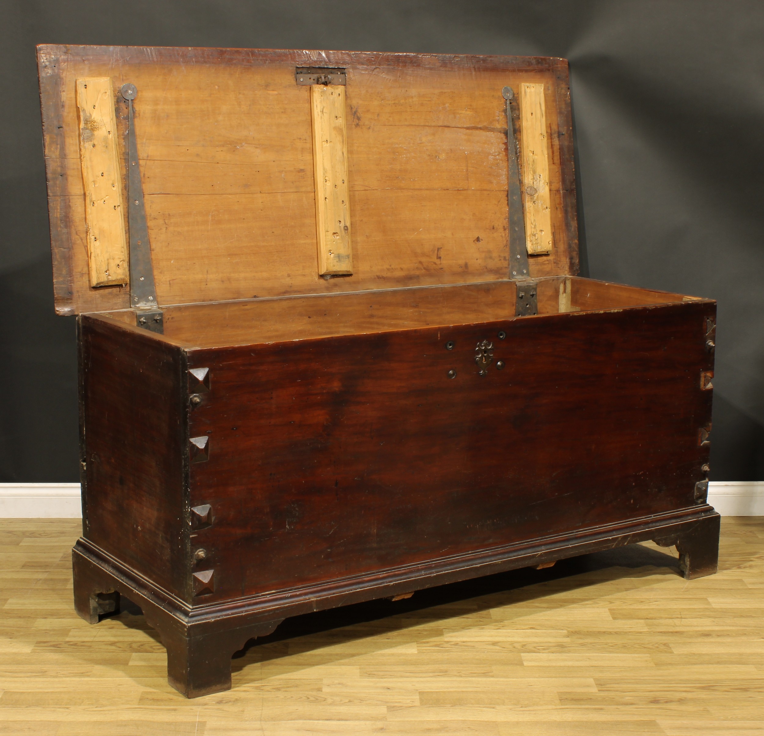 A substantial 18th century cherry blanket chest, hinged top, skirted base, bracket feet, 87cm - Image 3 of 3